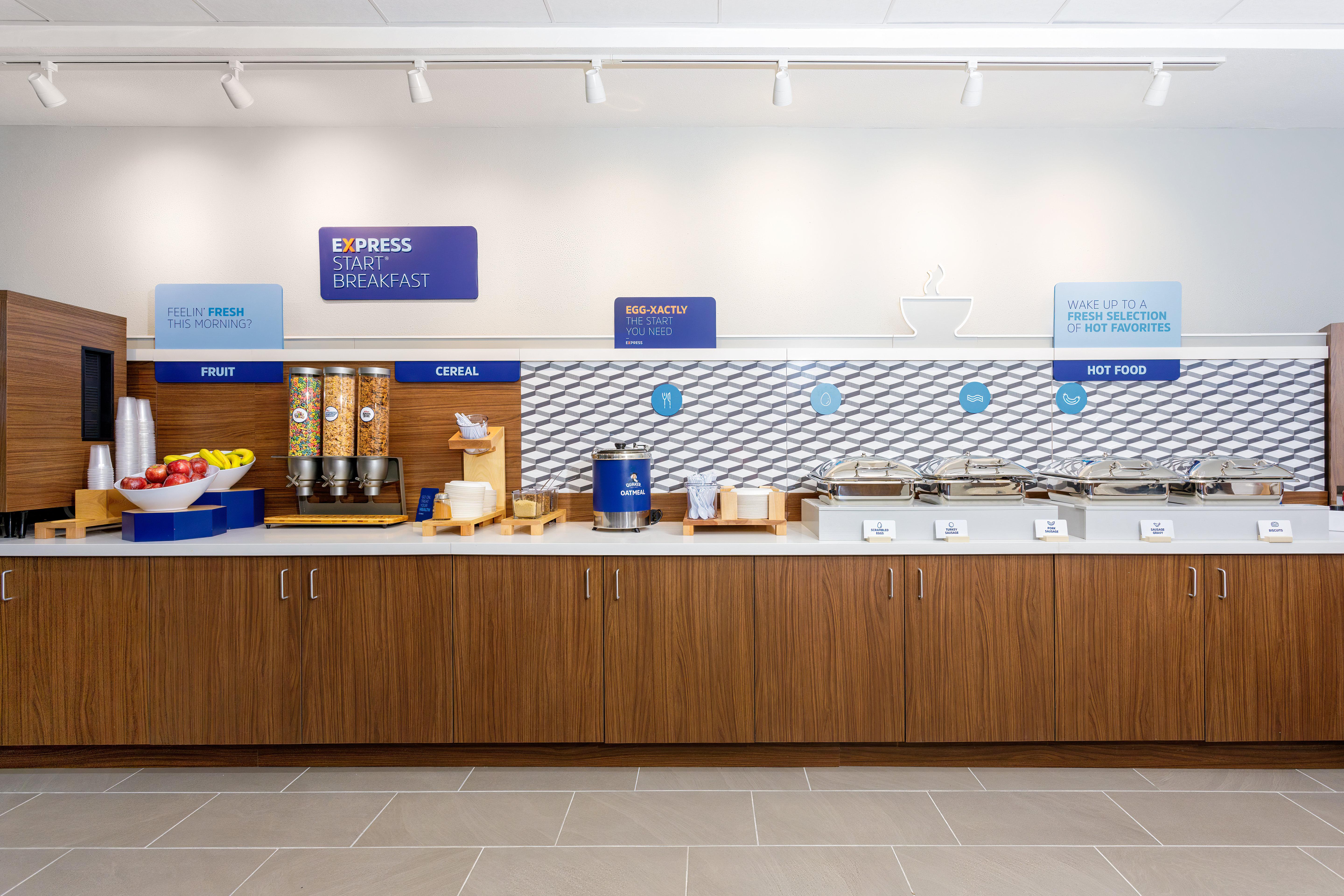 Holiday Inn Express & Suites Tampa - Stadium Area