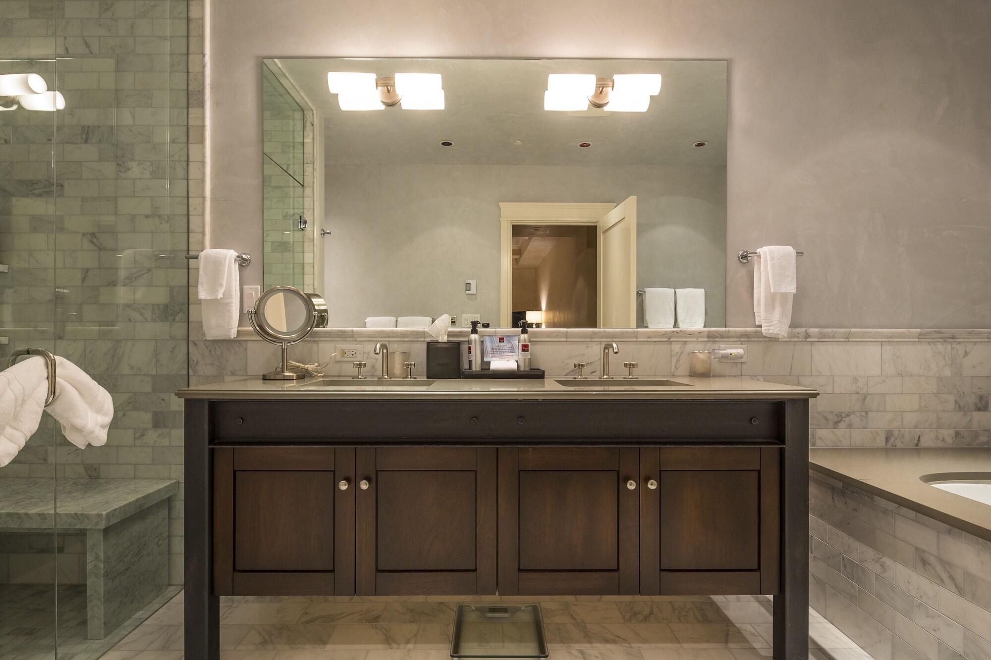 Element 52, Auberge Collection by null