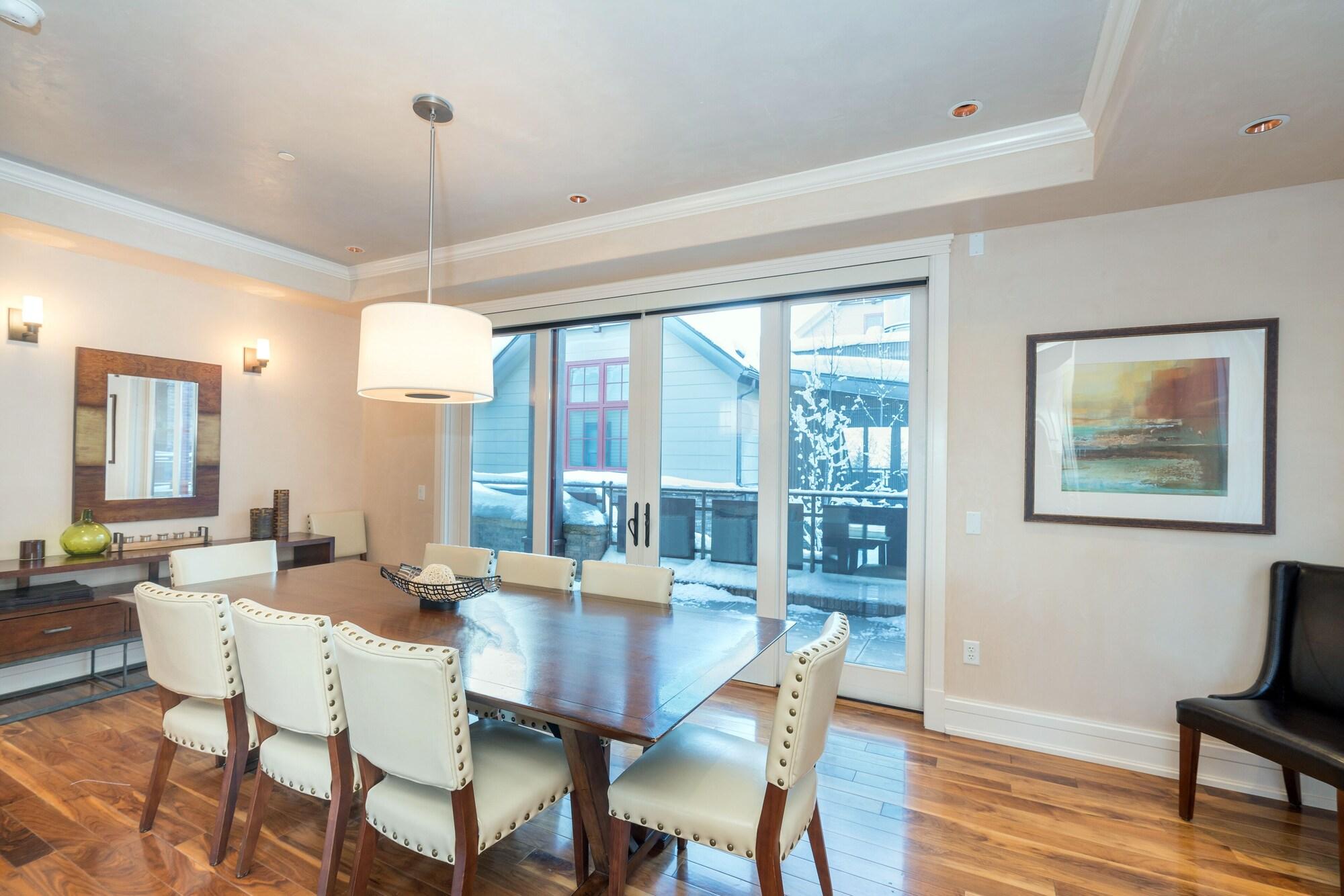 Element 52, Auberge Collection by null