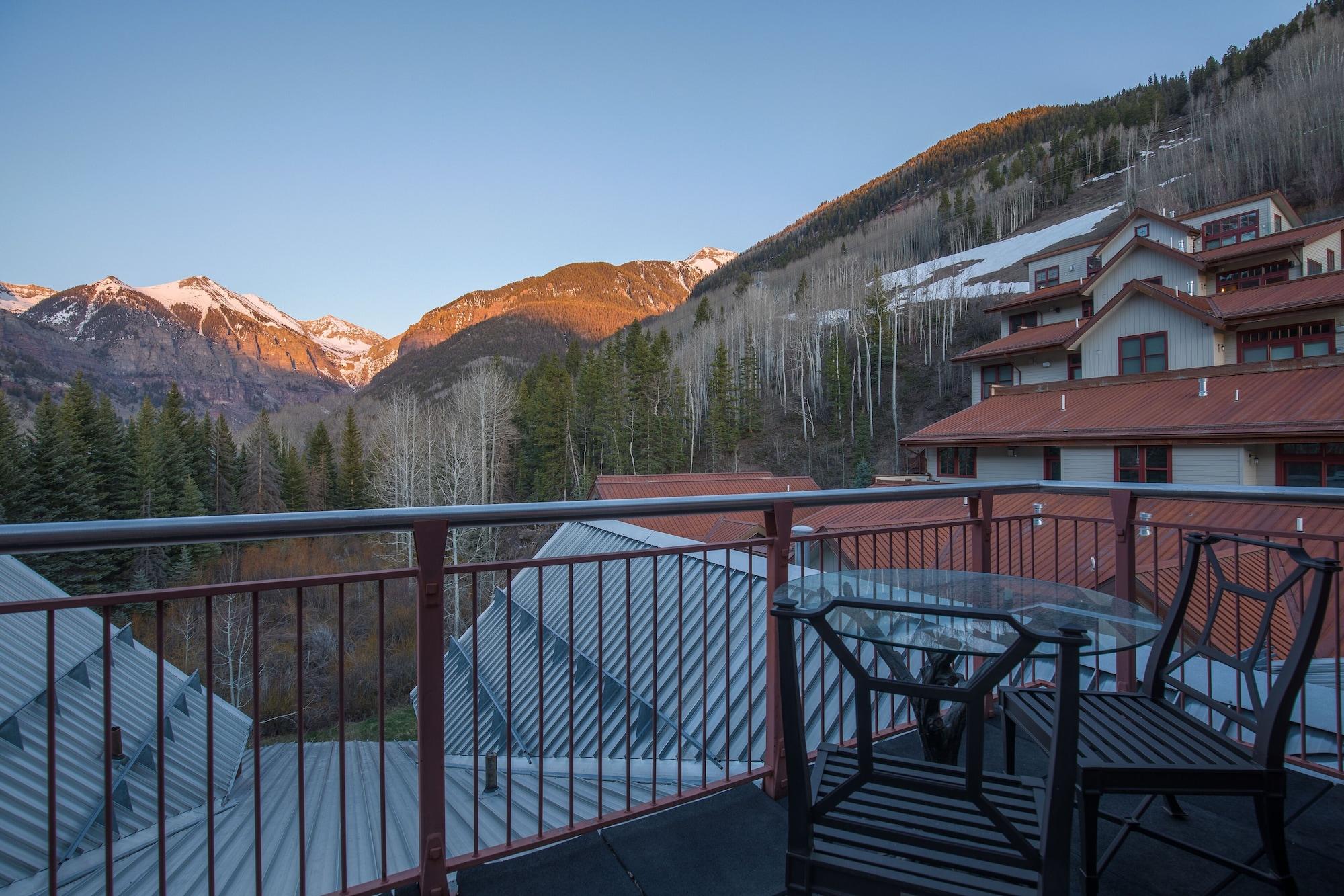 Element 52, Auberge Collection by null