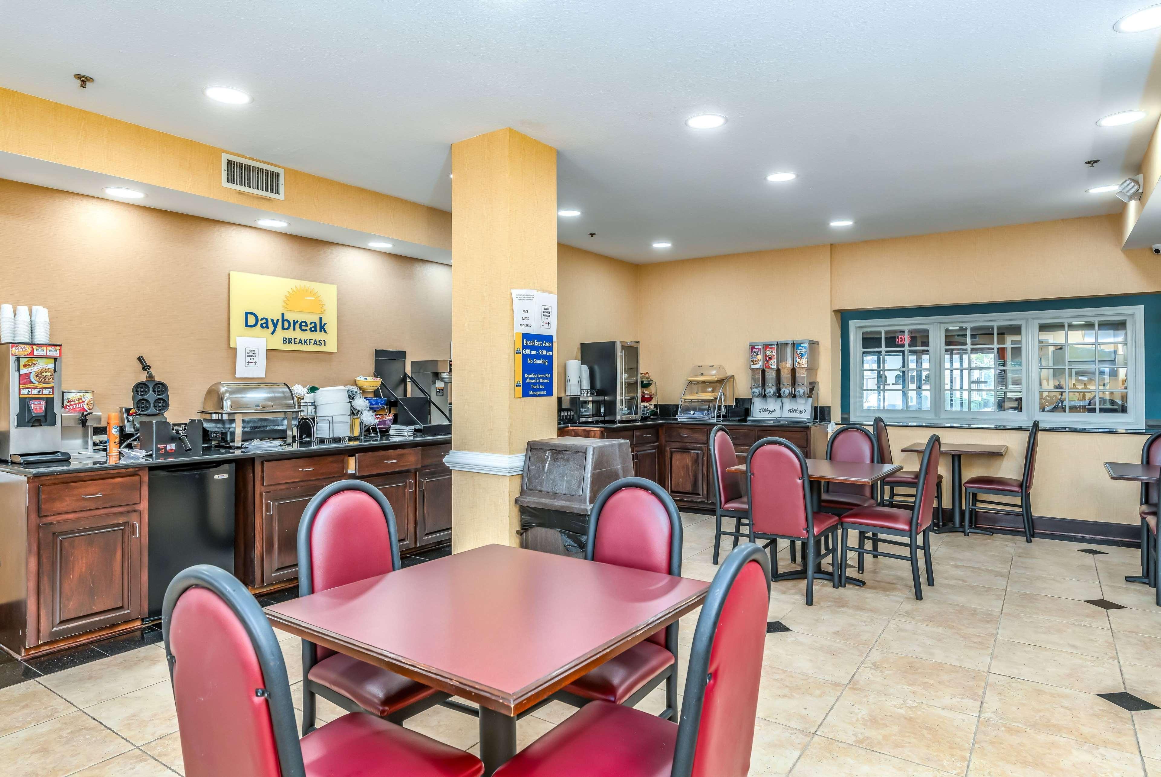 Days Inn & Suites By Wyndham Prattville-Montgomery
