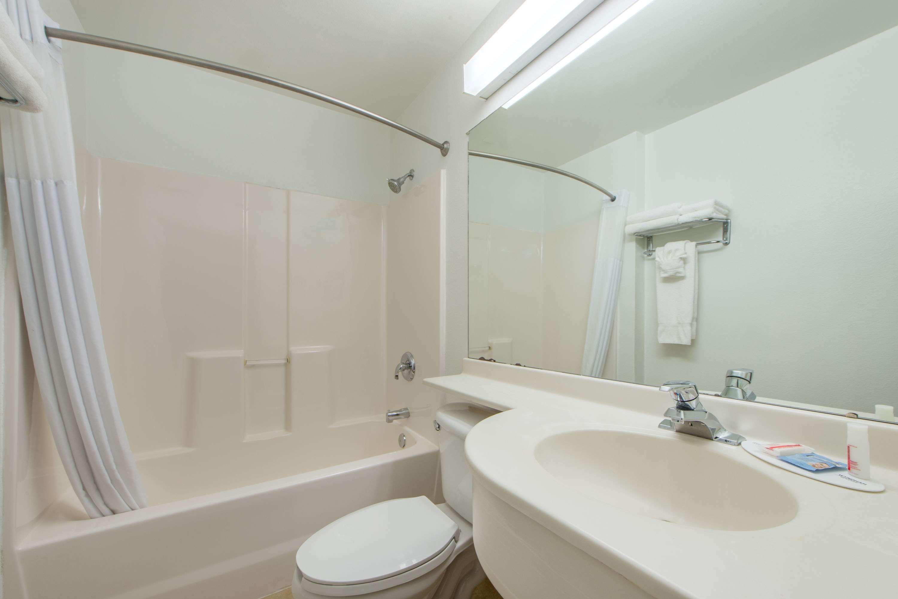 Microtel Inn & Suites By Wyndham Raton