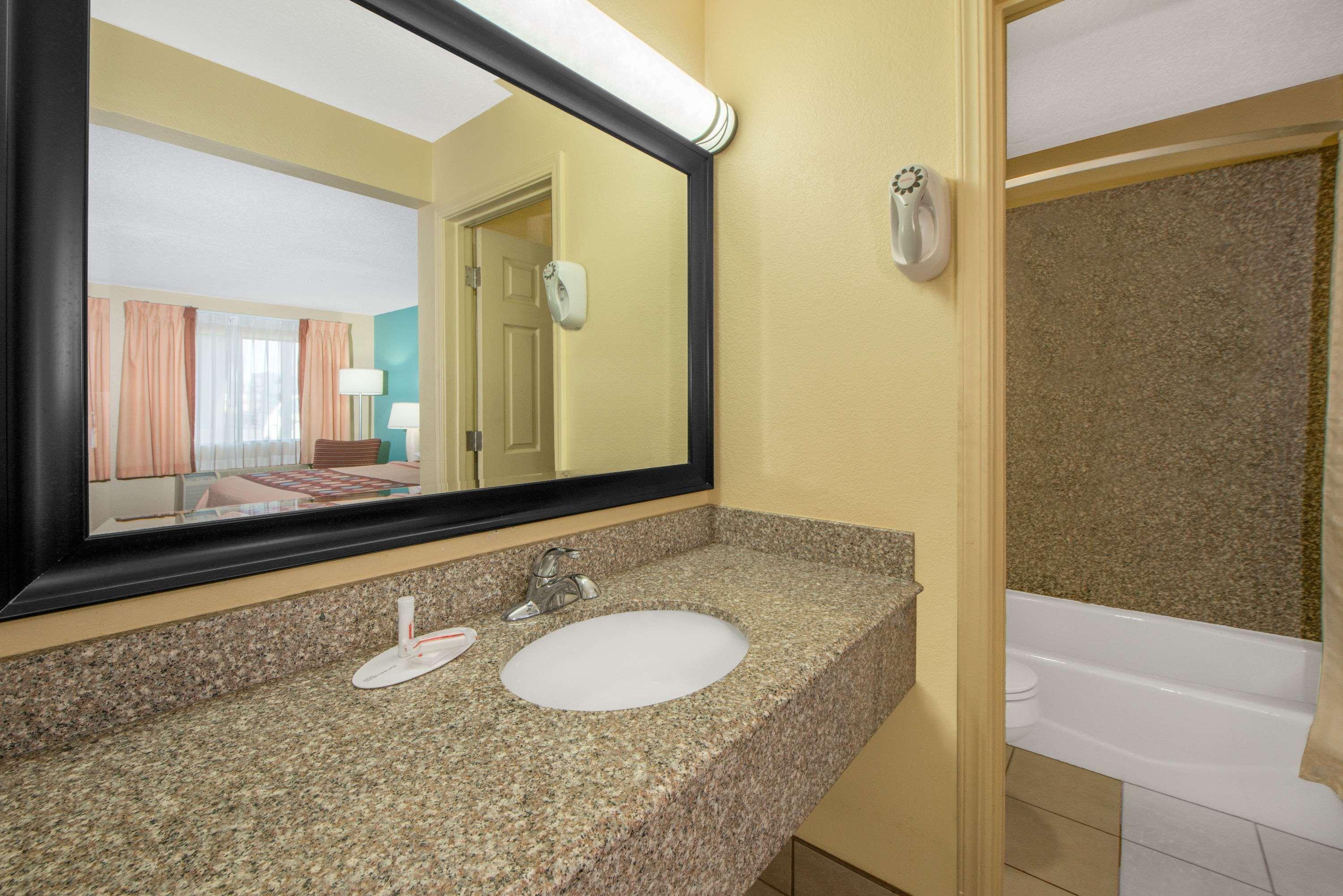 Super 8 By Wyndham Tulsa/Route 66