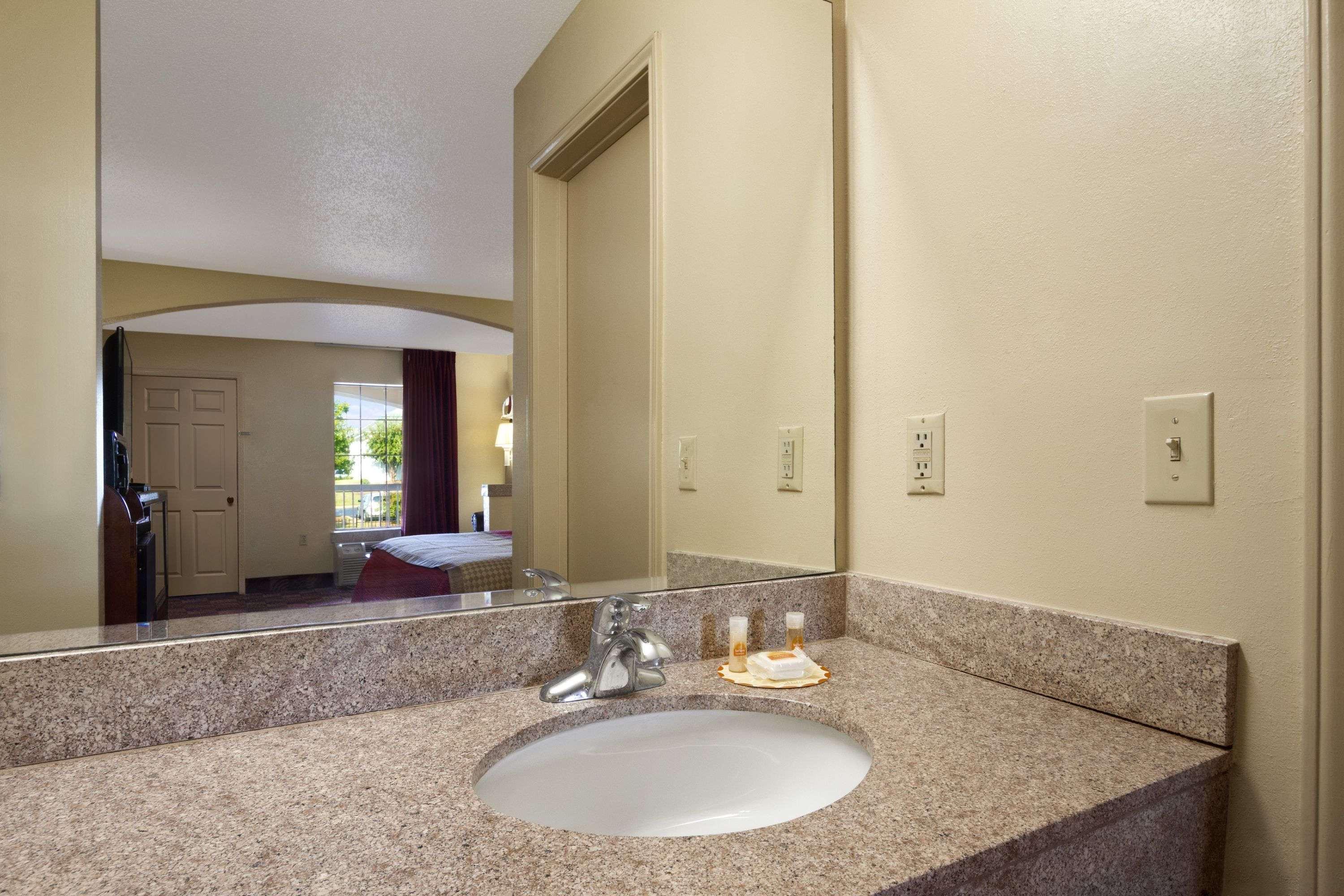 Days Inn and Suites by Wyndham Tuscaloosa
