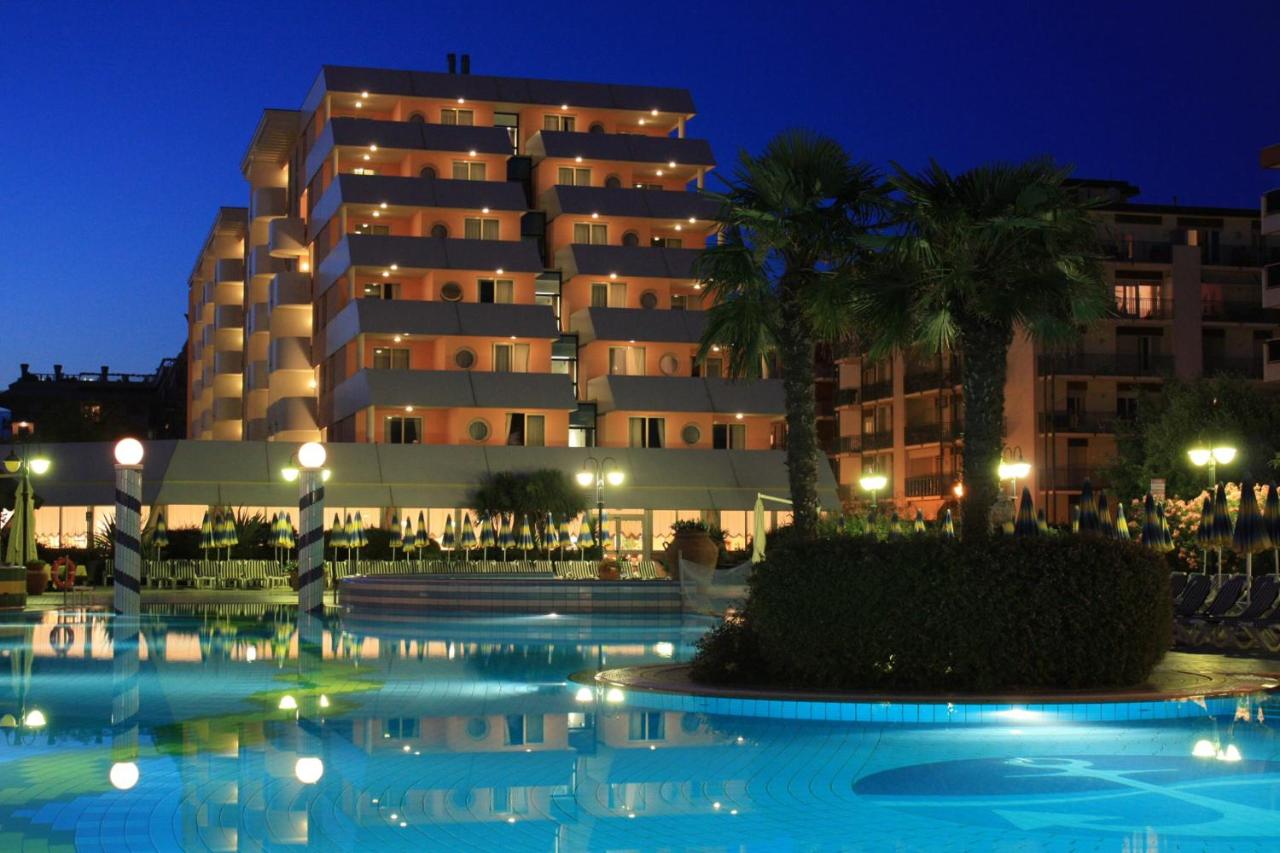 Aparthotel Holiday - photo
