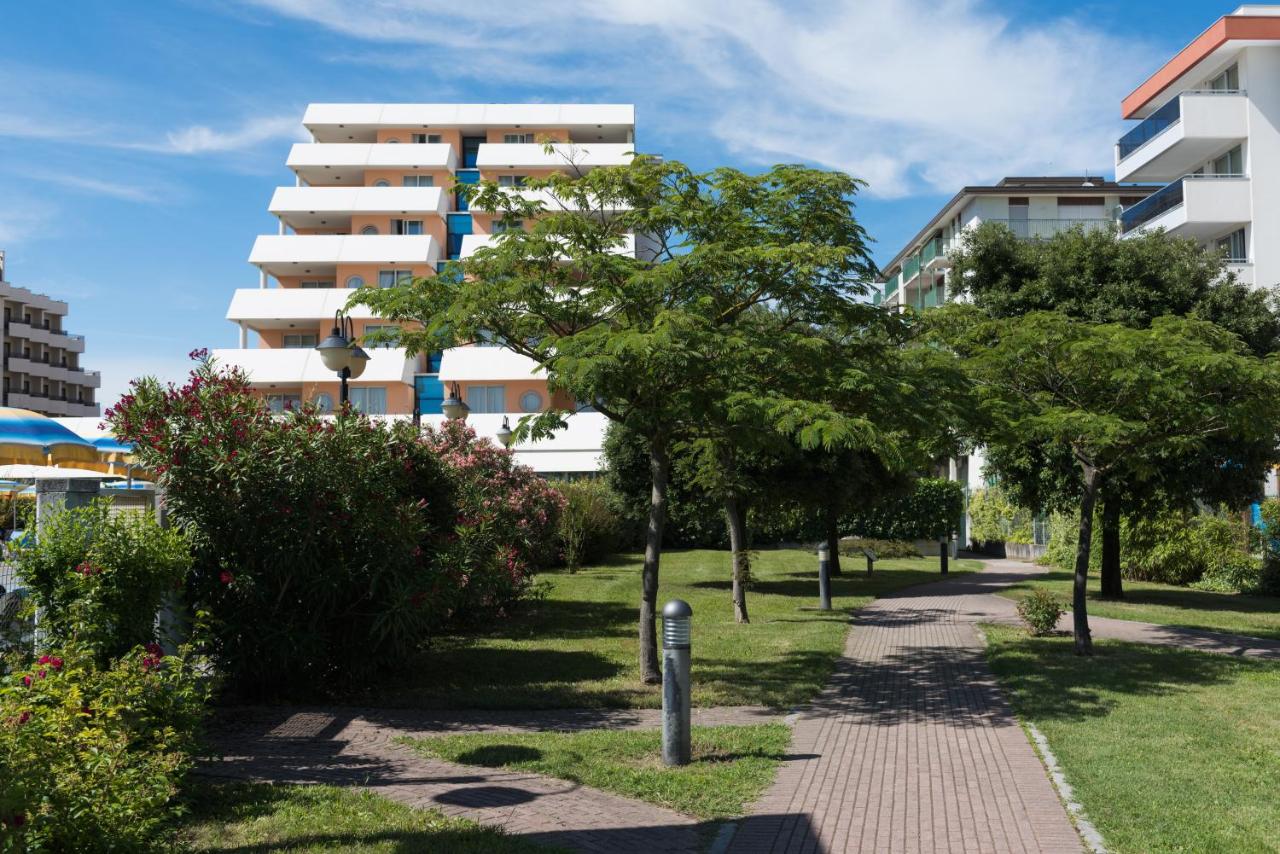 Aparthotel Holiday - photo