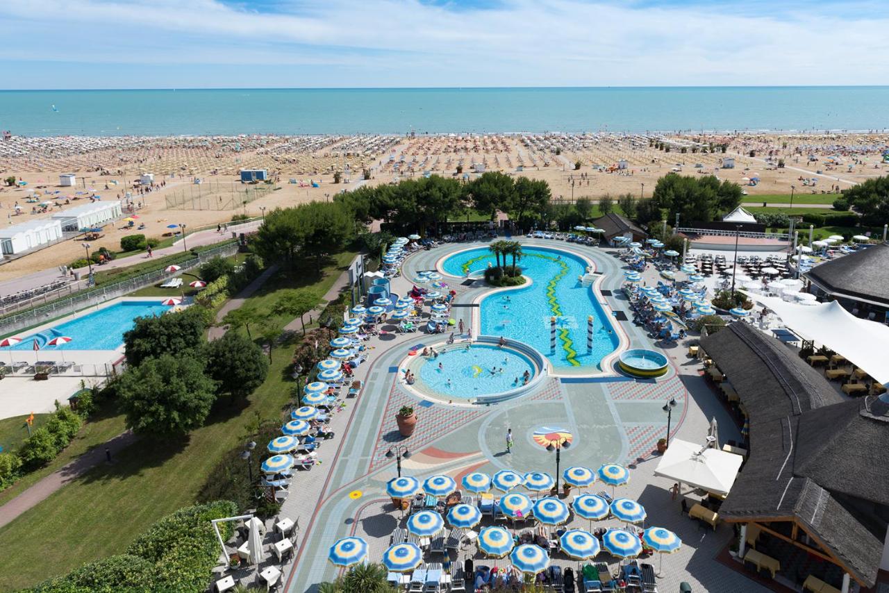 Aparthotel Holiday - photo