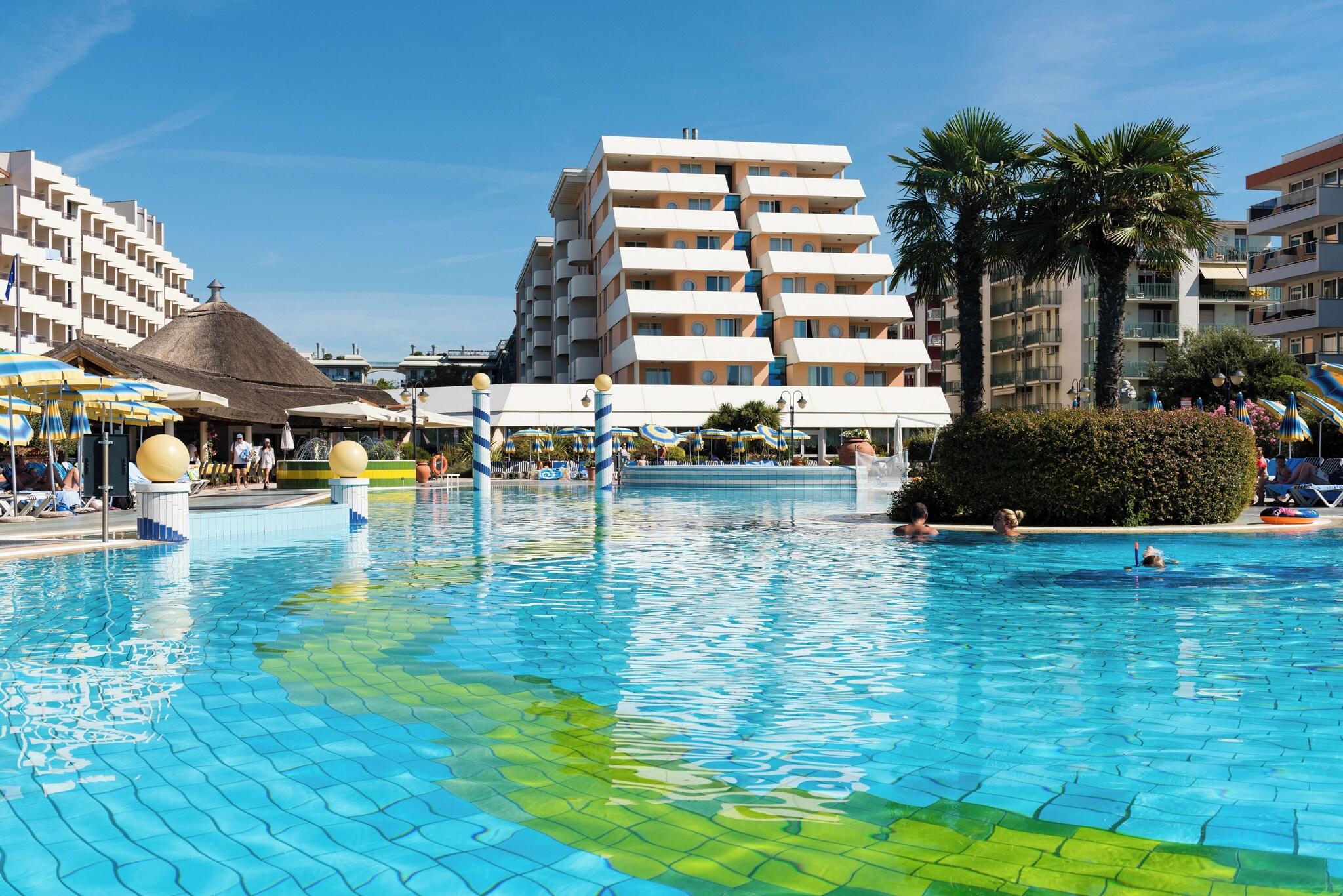 Aparthotel Holiday - photo