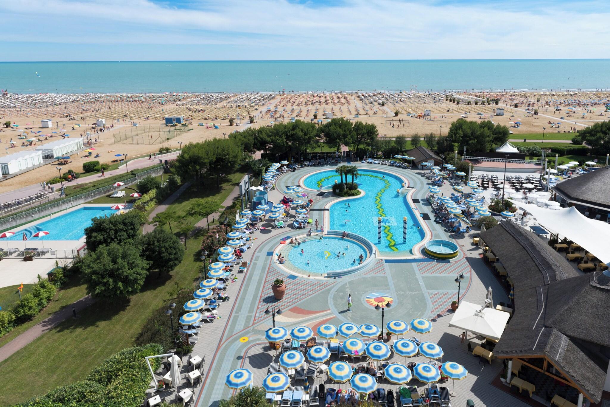 Aparthotel Holiday - photo