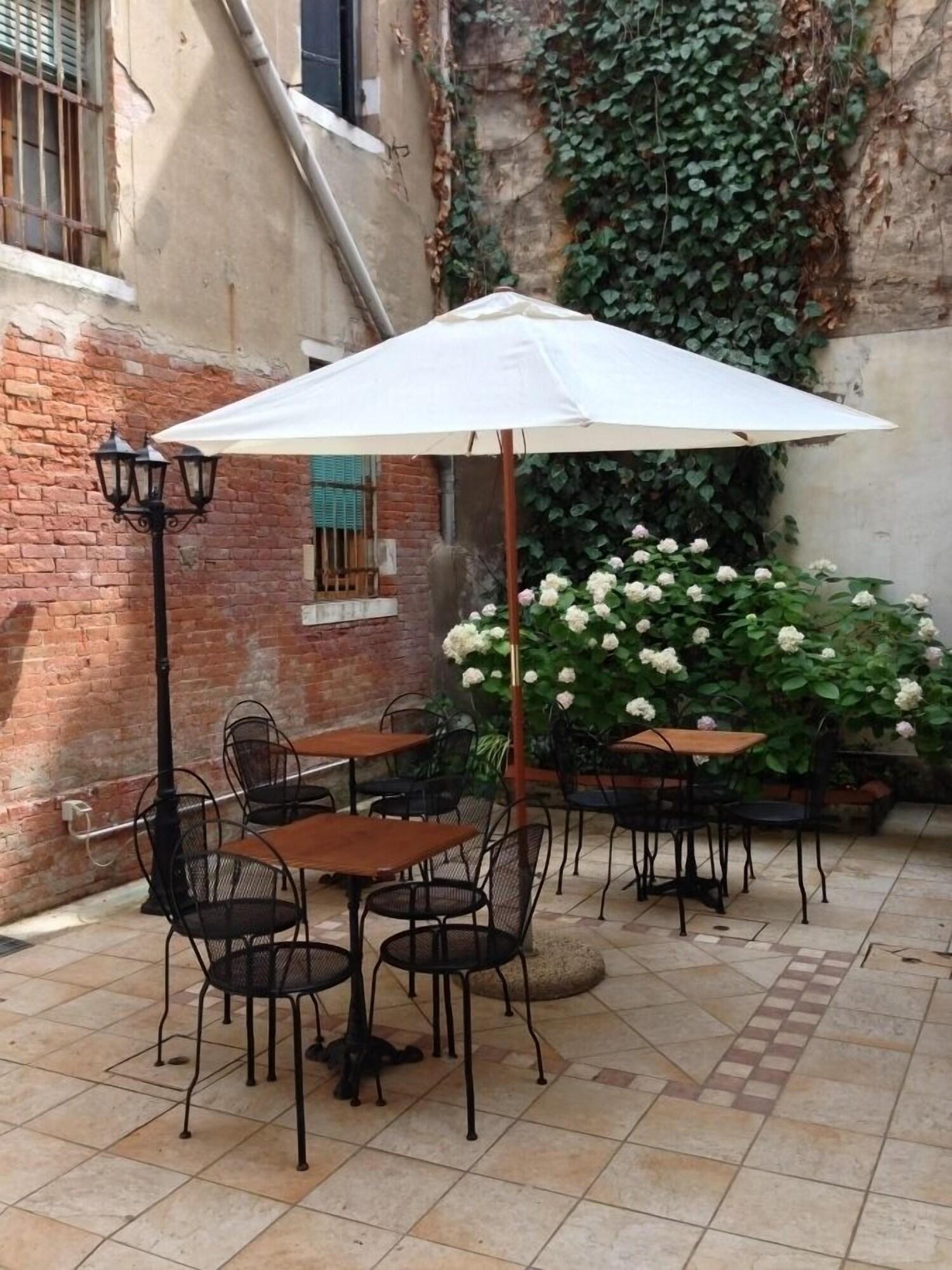 Al Portico Guest House - photo