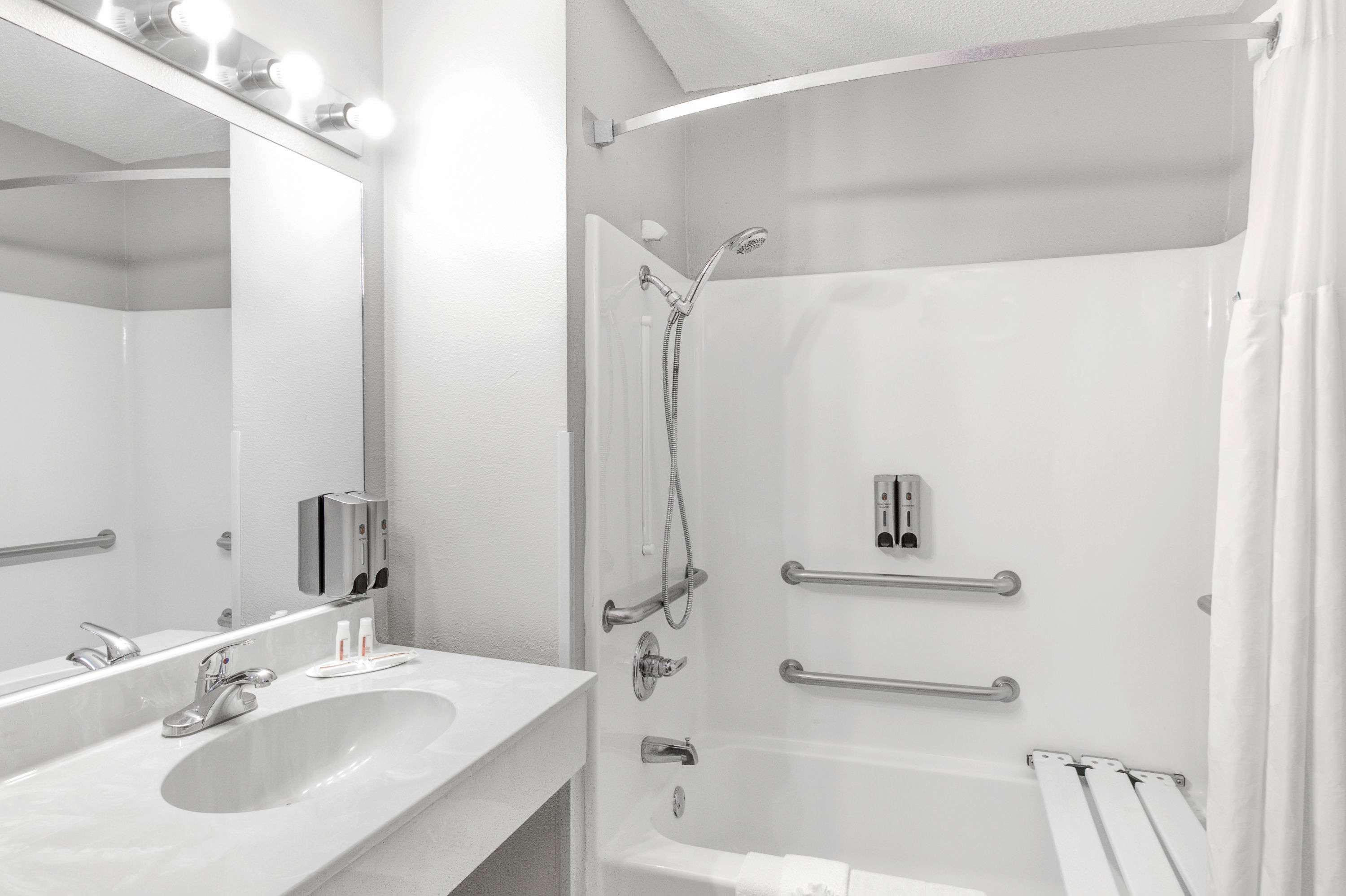 Super 8 By Wyndham Victoria/North/Mall Area