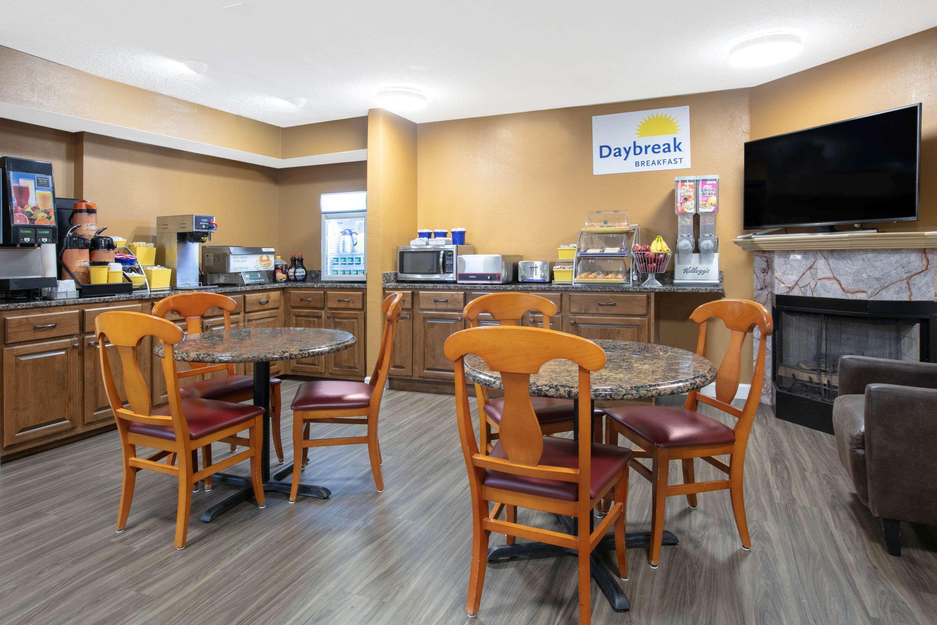 Days Inn by Wyndham Hamilton