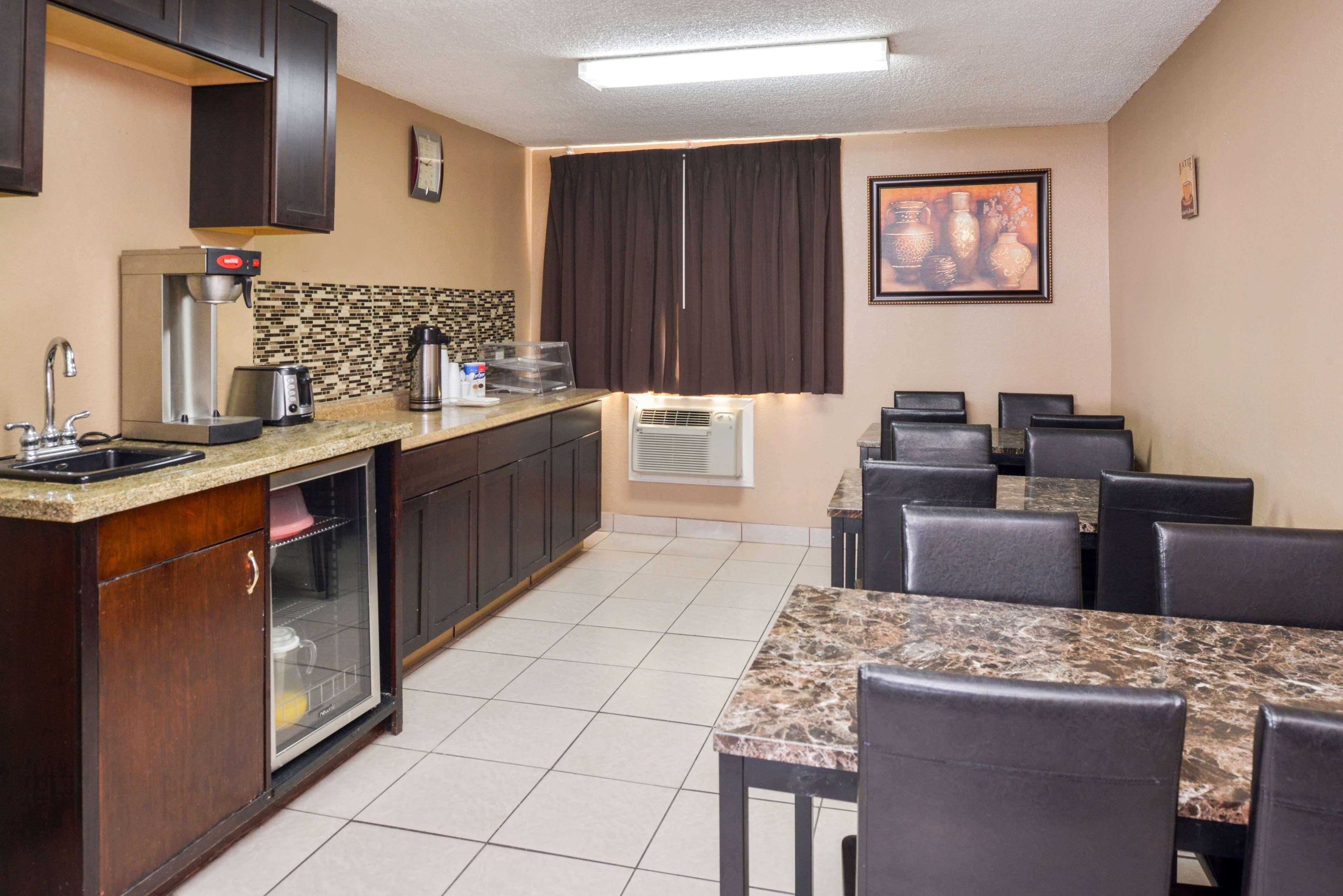 Studio 6 Suites Delano, CA
