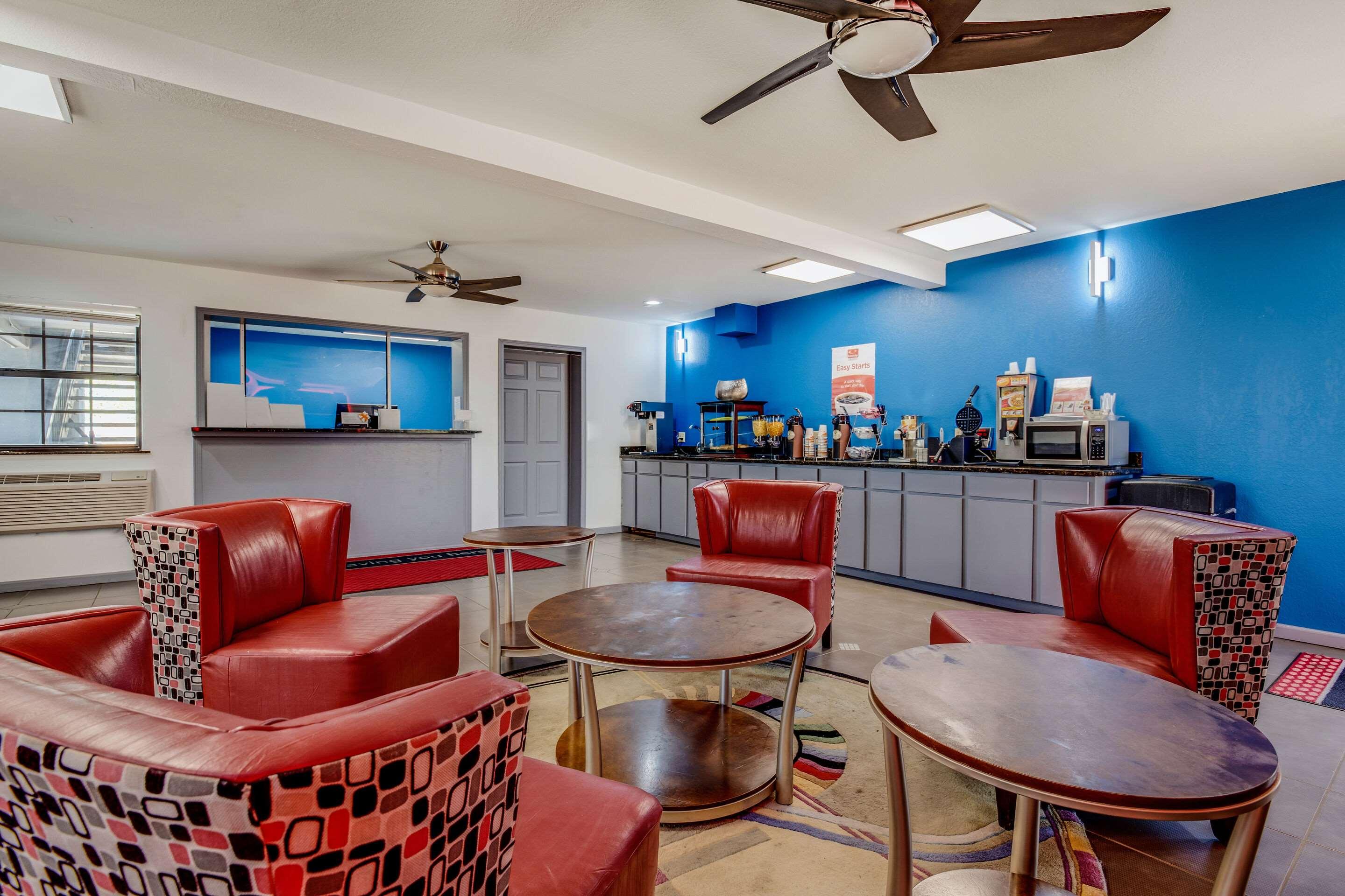 Econo Lodge Inn & Suites