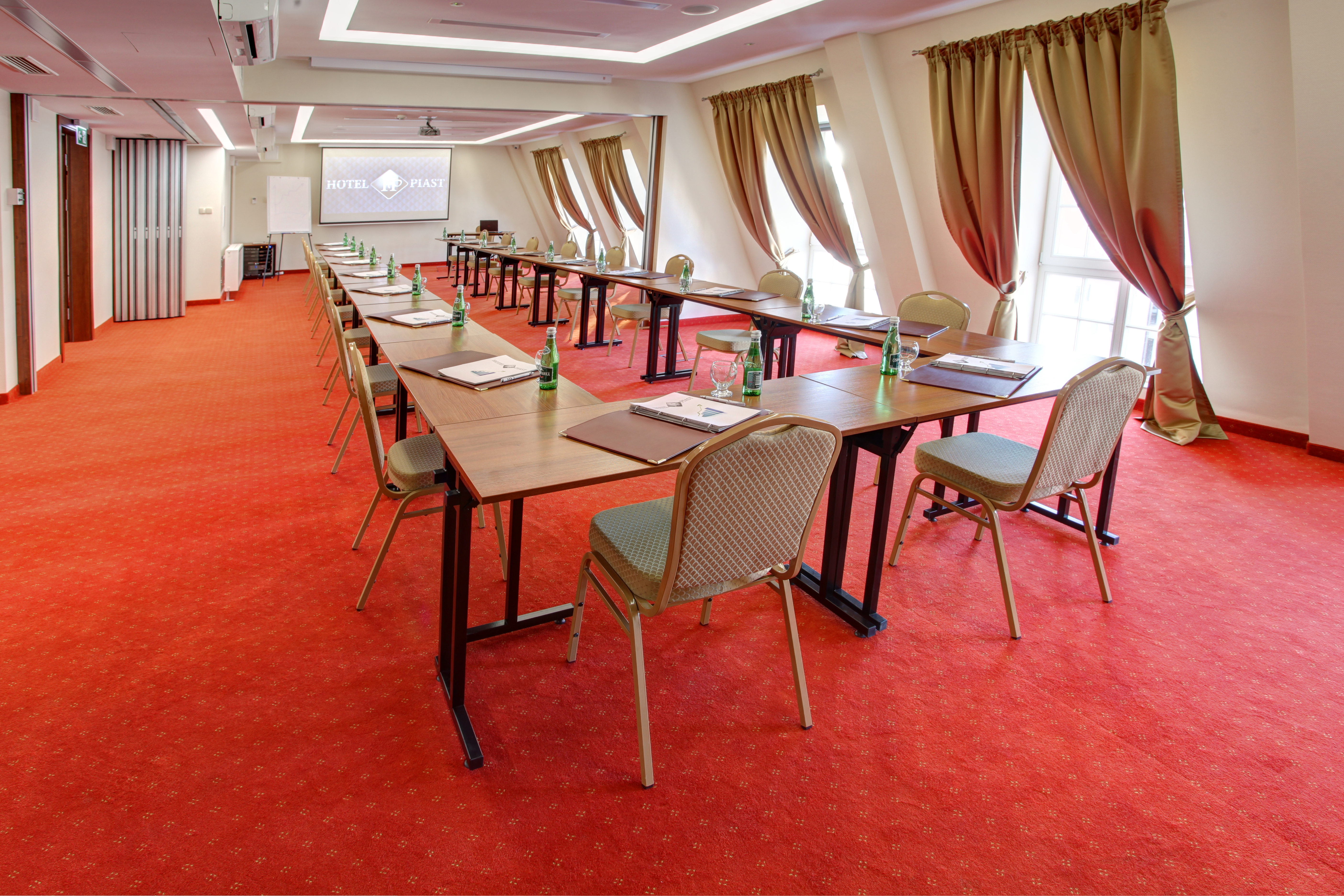 Piast Hotel - фото