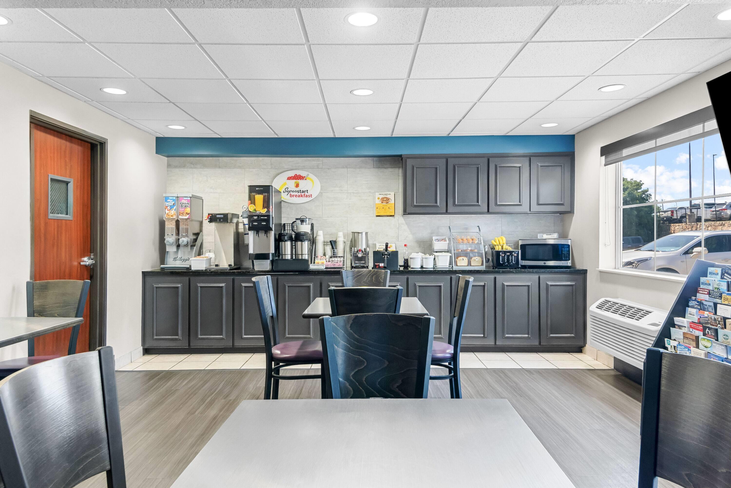 Super 8 by Wyndham Weatherford