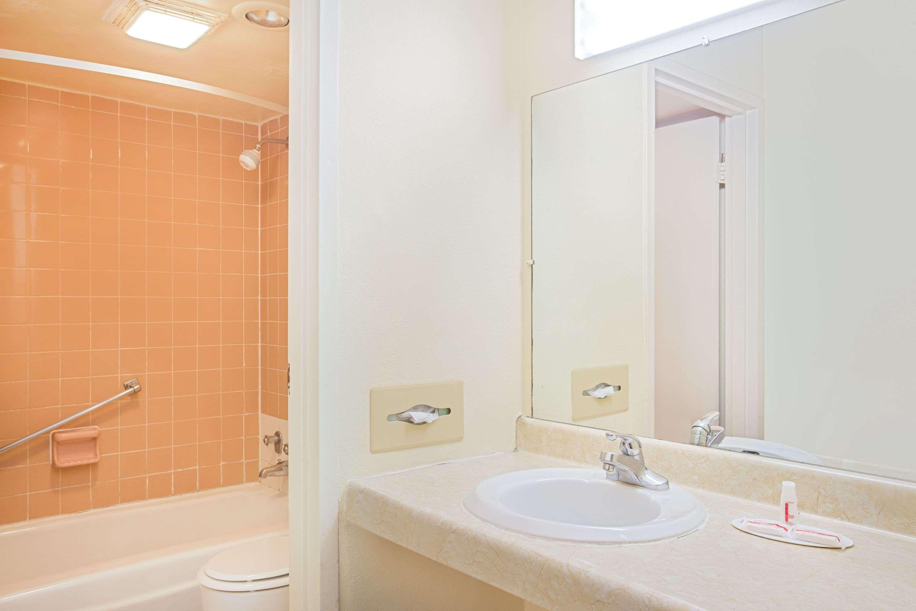 Days Inn By Wyndham Bristol Parkway