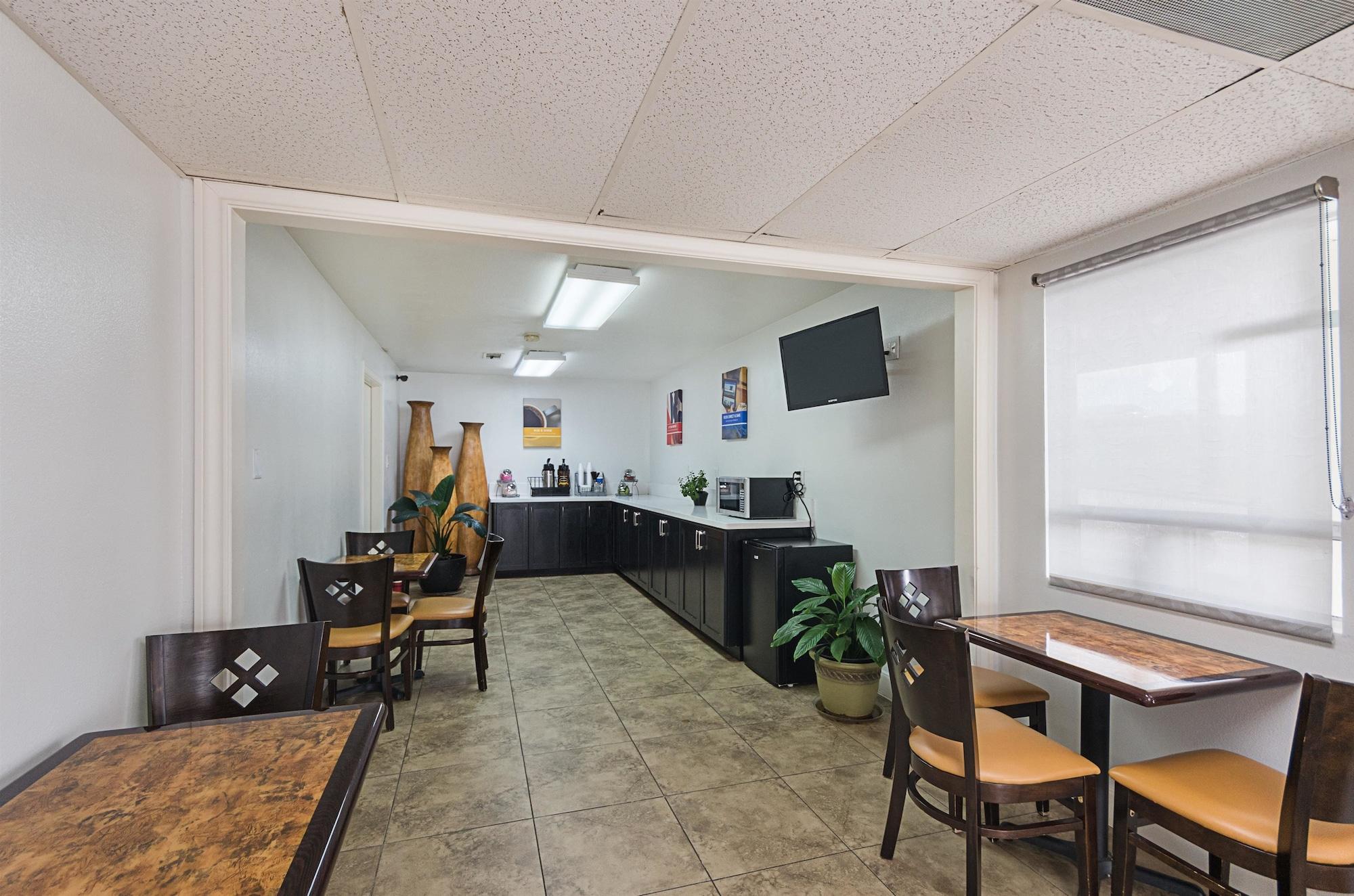 Motel 6 Livingston, TX