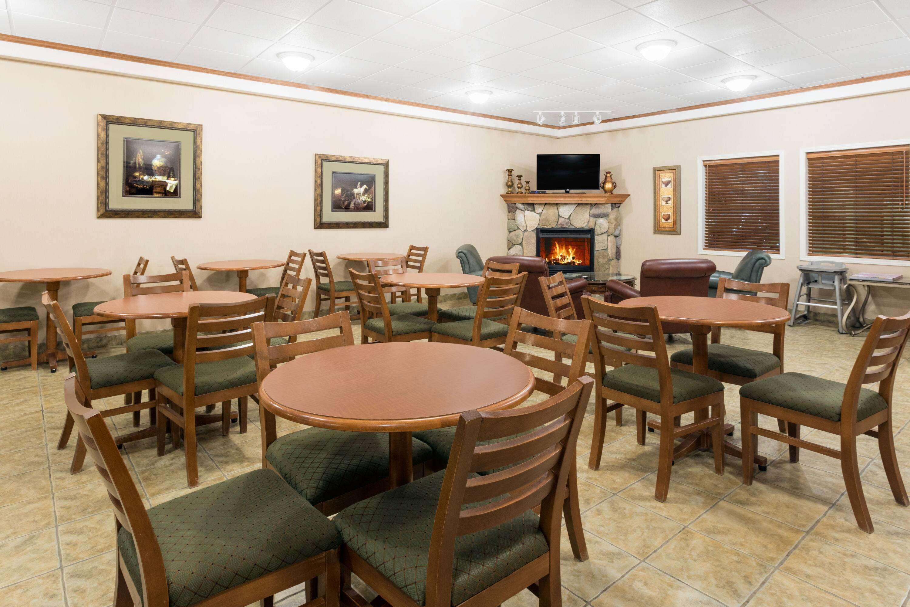 Ramada By Wyndham Clairmont/Grande Prairie