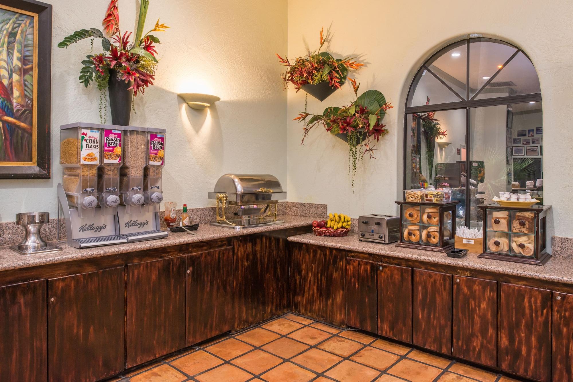 La Fuente Inn & Suites