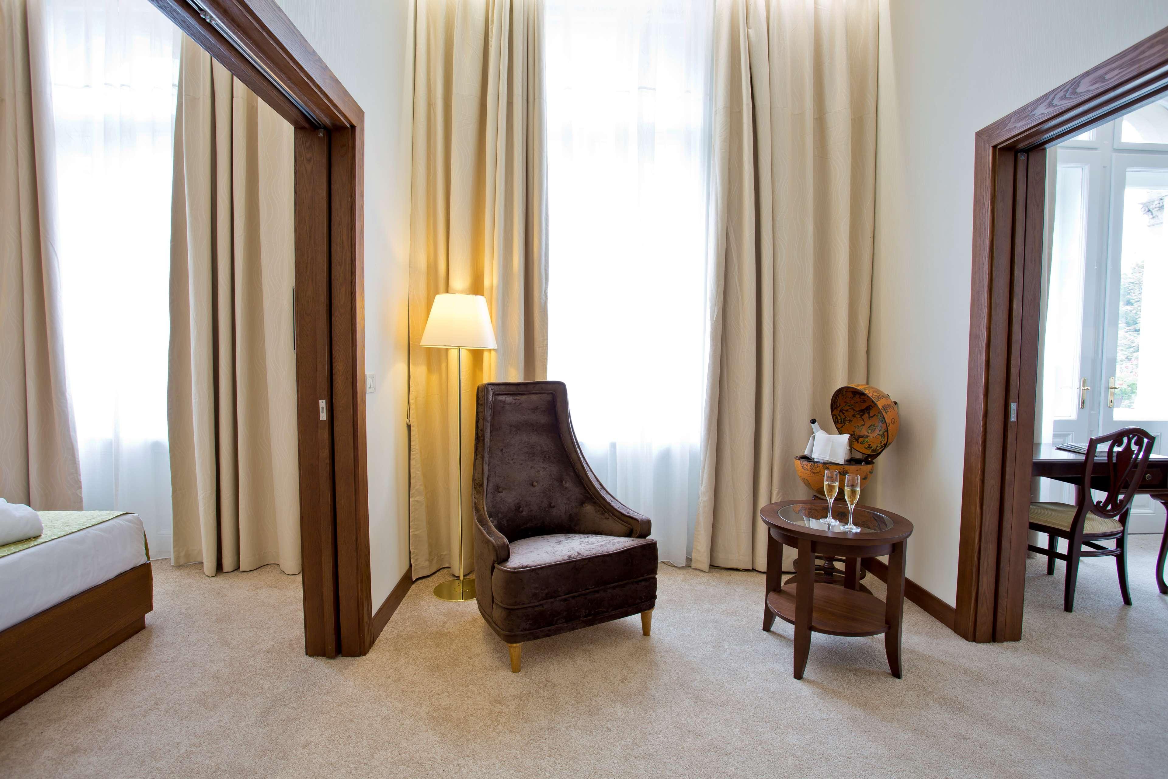 Palace Hotel by null