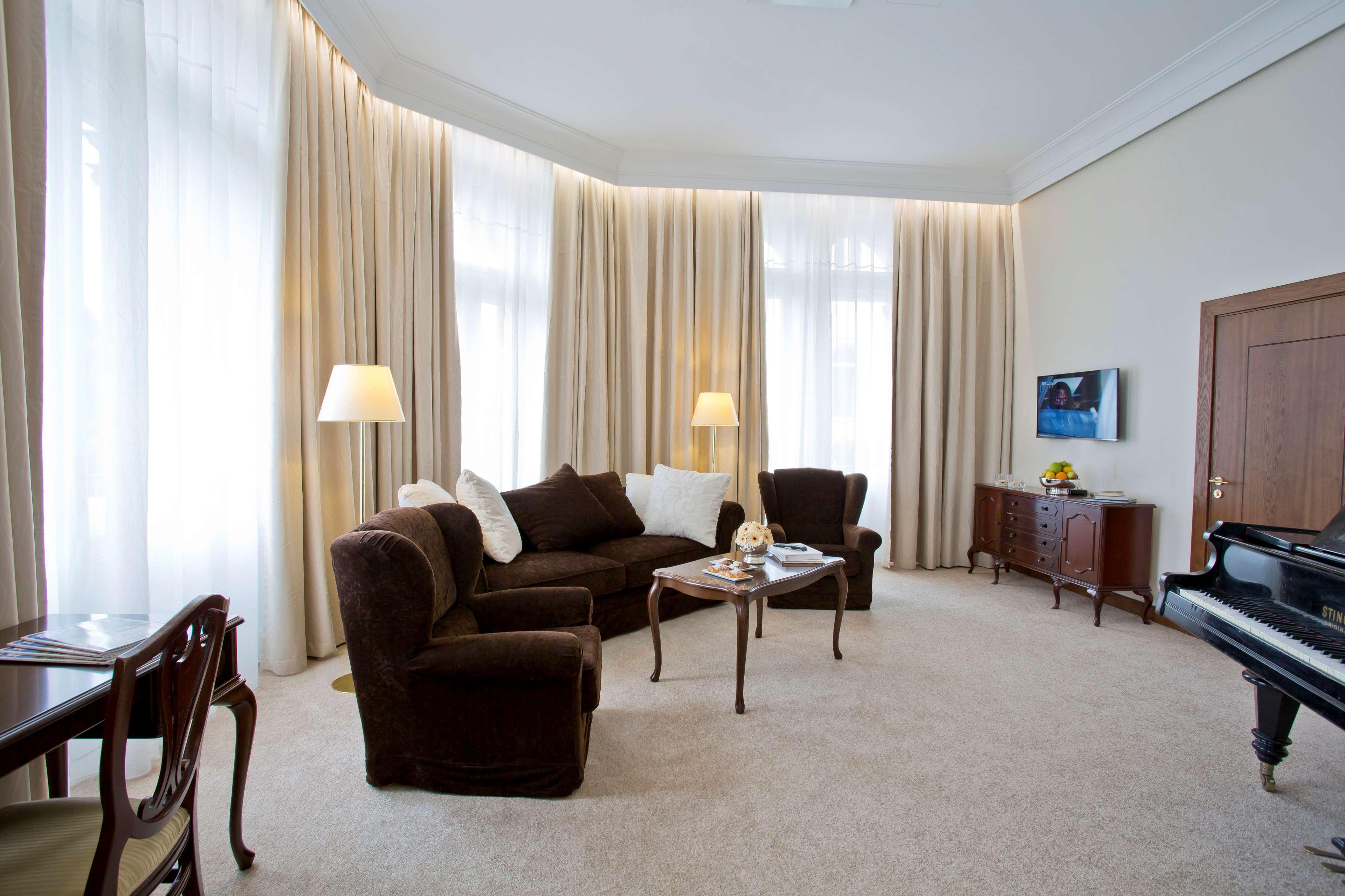 Palace Hotel by null