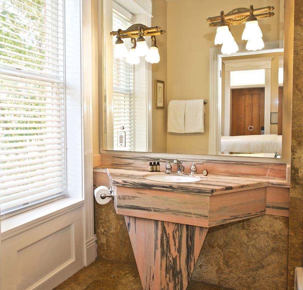 The Guesthouses at Southernmost Beach Resort – Avalon Bed and Breakfast - RECENTLY RESTORED by null