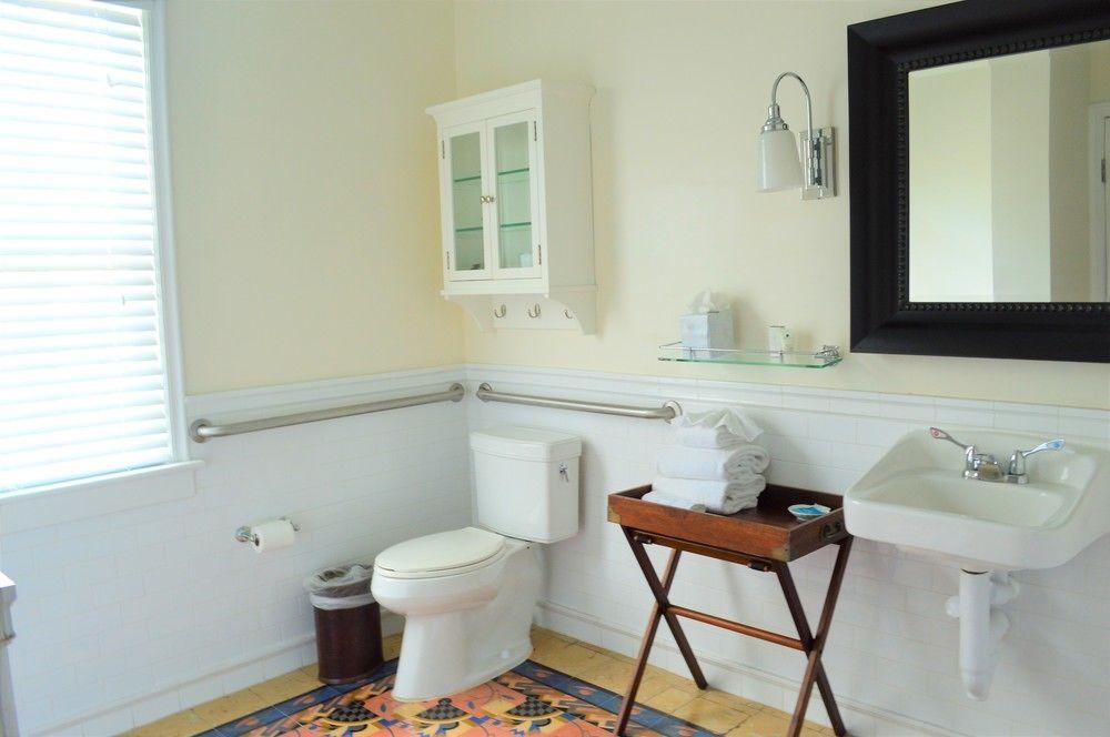 The Guesthouses at Southernmost Beach Resort – Avalon Bed and Breakfast - RECENTLY RESTORED by null
