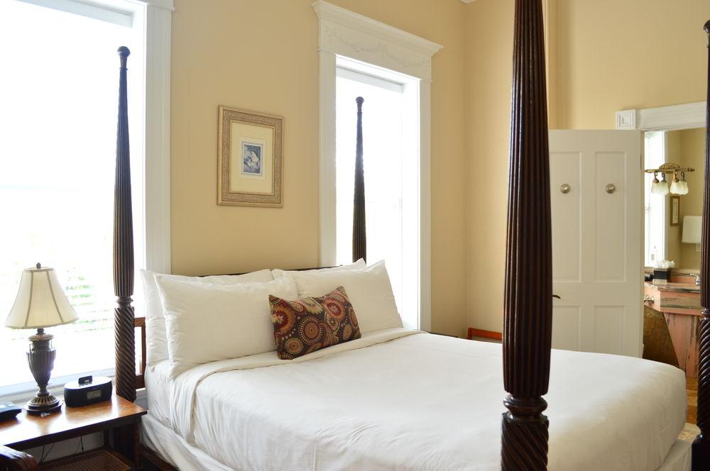 The Guesthouses at Southernmost Beach Resort – Avalon Bed and Breakfast - RECENTLY RESTORED by null