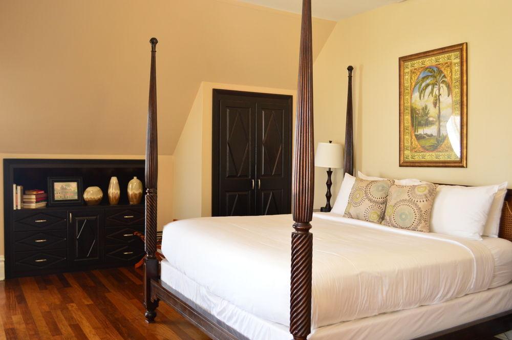 The Guesthouses at Southernmost Beach Resort – Avalon Bed and Breakfast - RECENTLY RESTORED by null