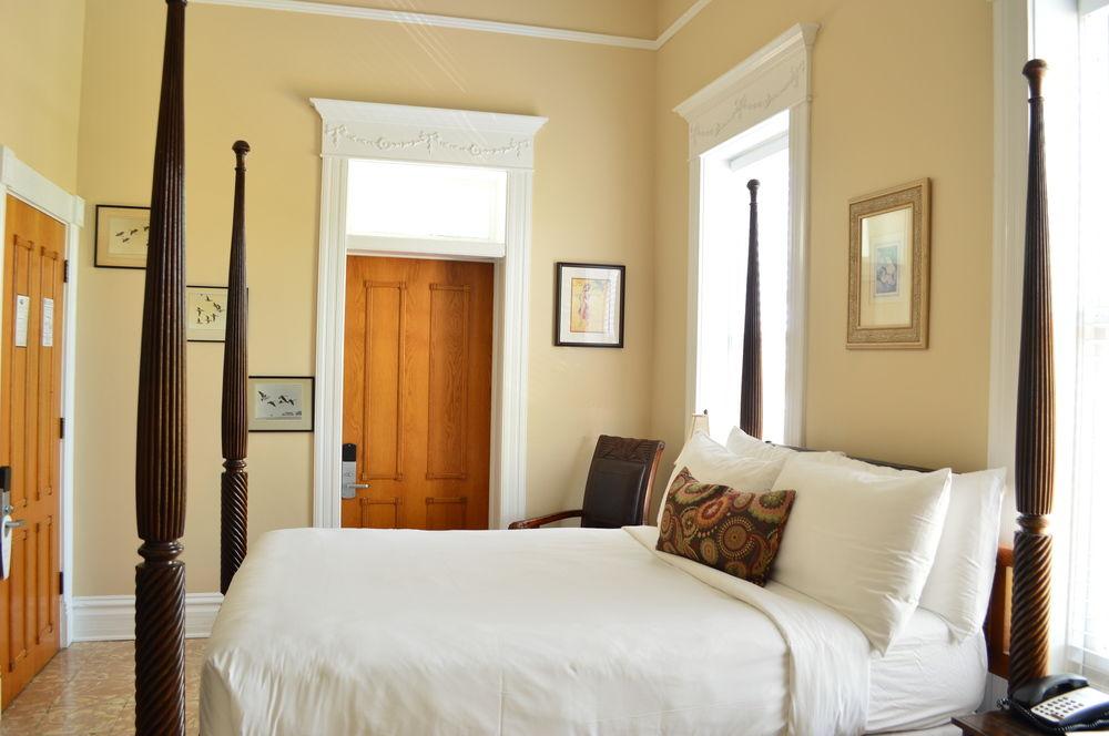 The Guesthouses at Southernmost Beach Resort – Avalon Bed and Breakfast - RECENTLY RESTORED by null