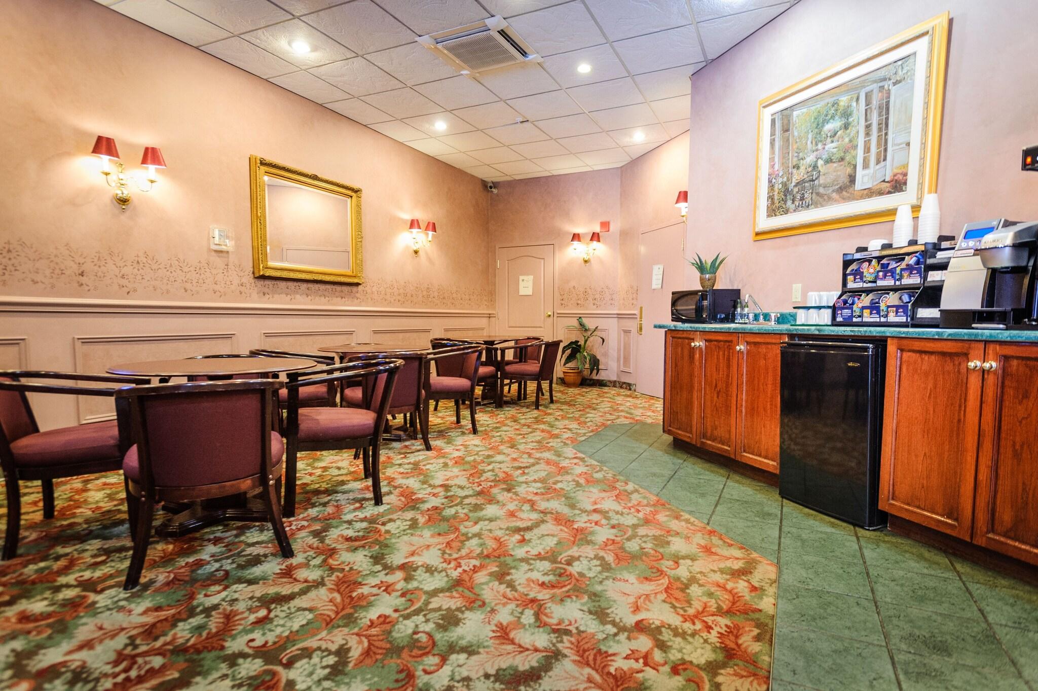 Peterborough Inn & Suites Hotel