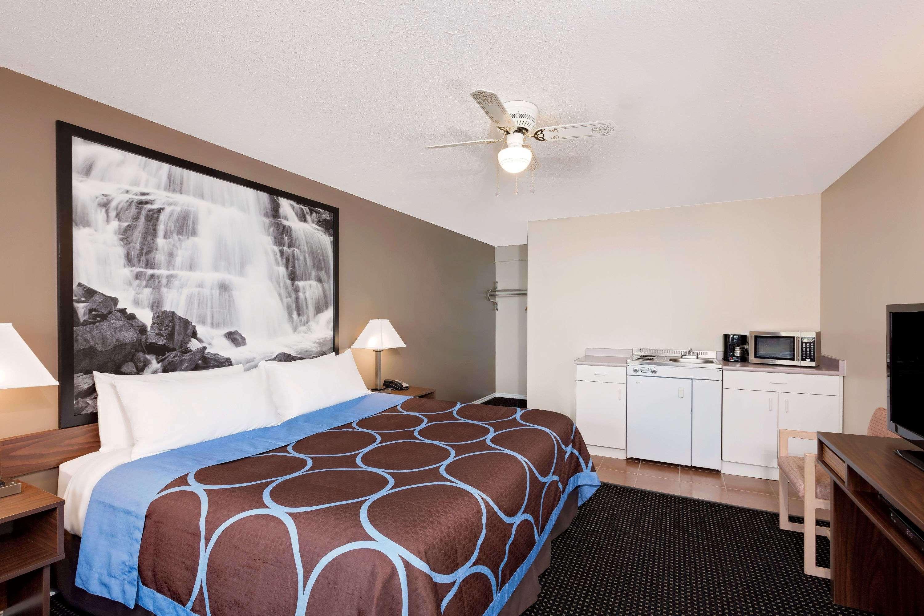 Super 8 by Wyndham Merritt