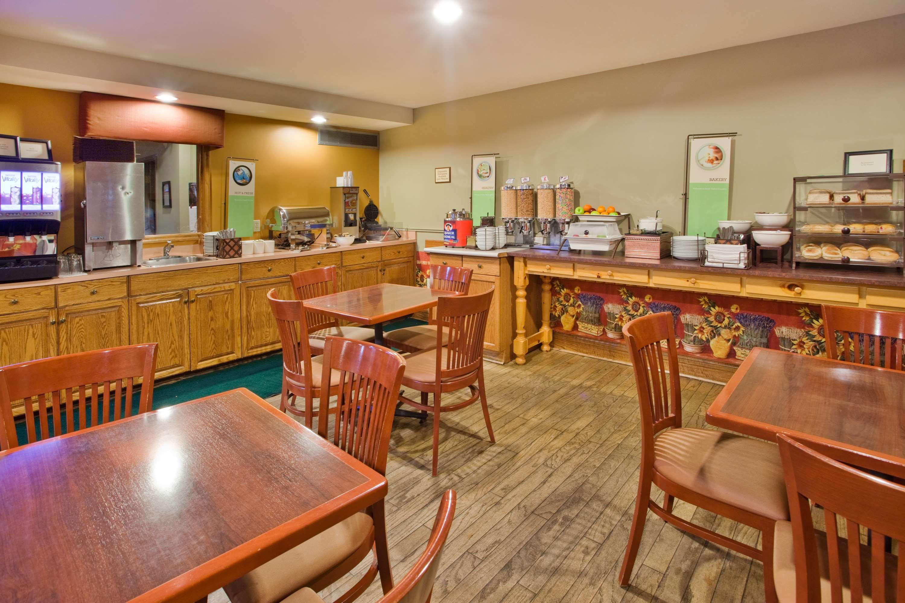 Travelodge Suites by Wyndham Regina/Eastgate Bay