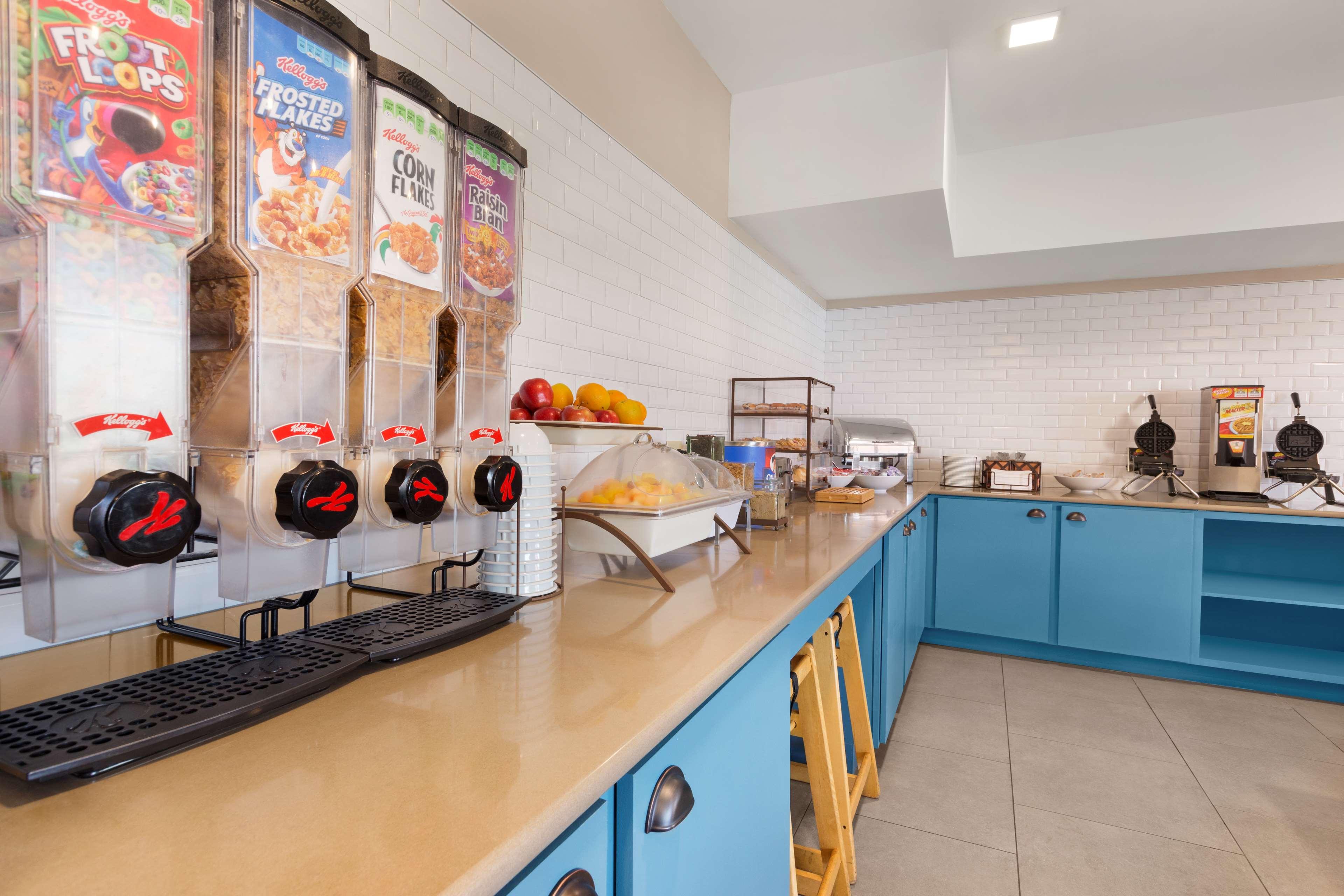 Country Inn & Suites by Radisson, Richmond West at