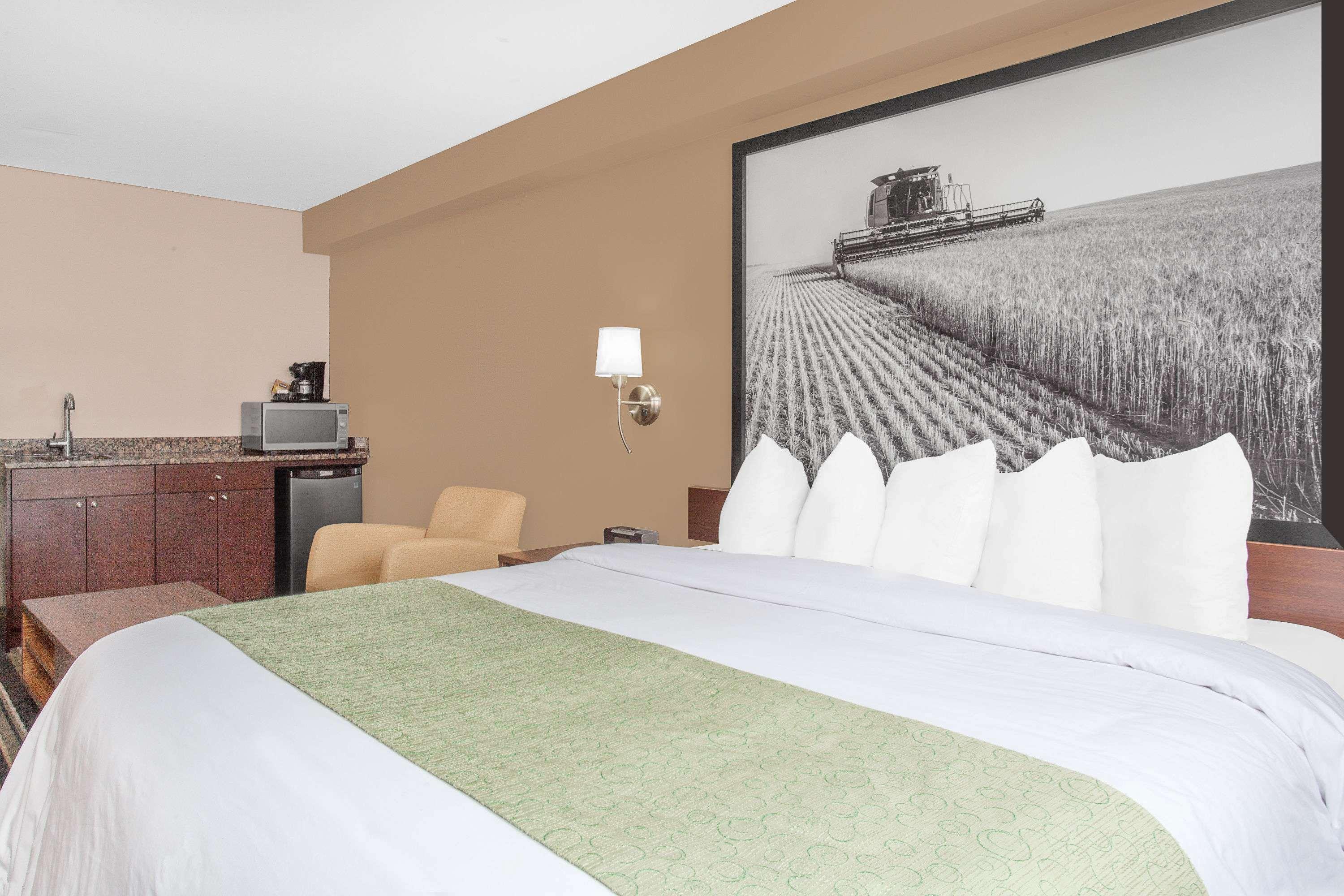 Super 8 by Wyndham Brandon
