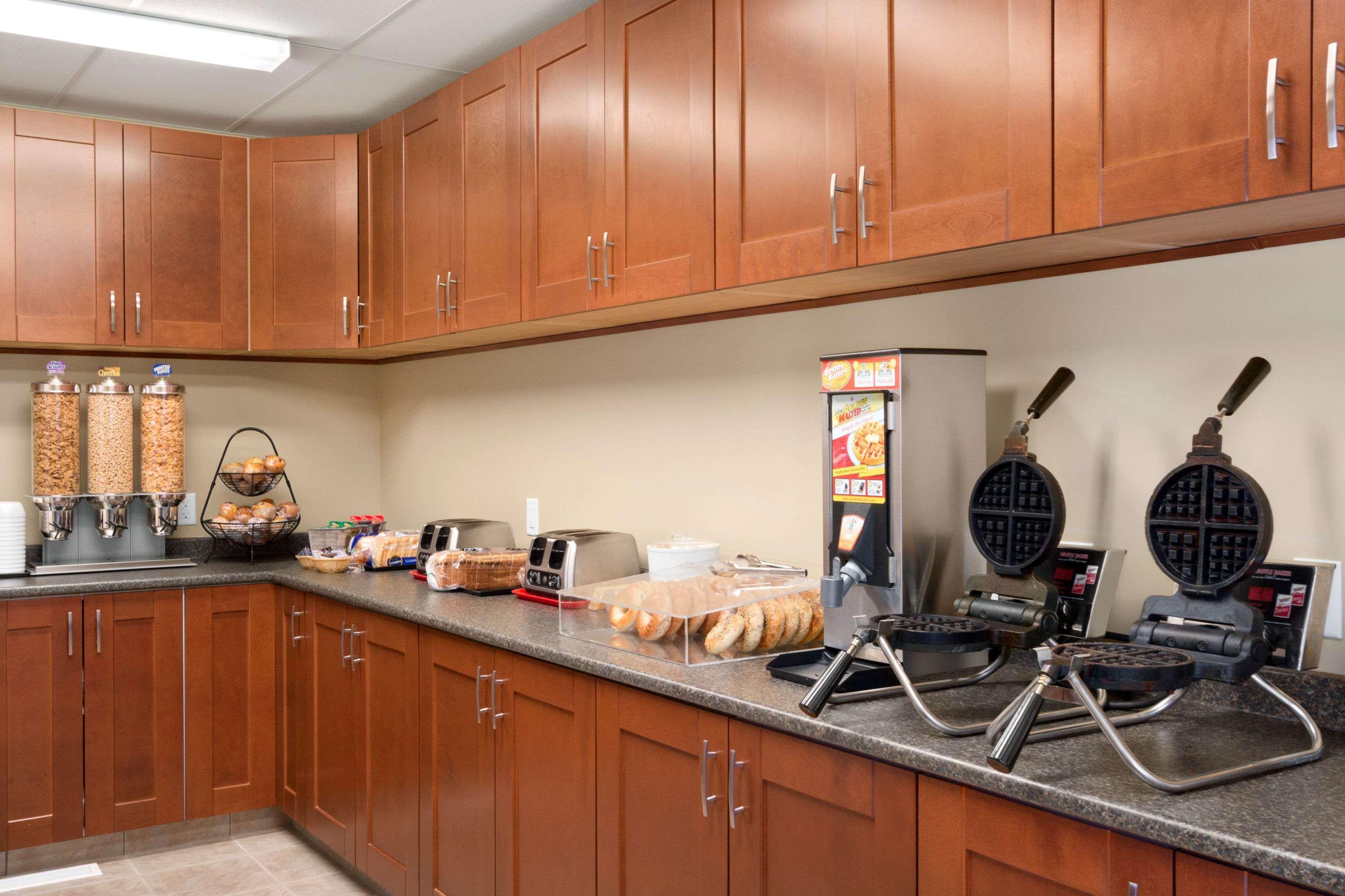 Super 8 By Wyndham Regina