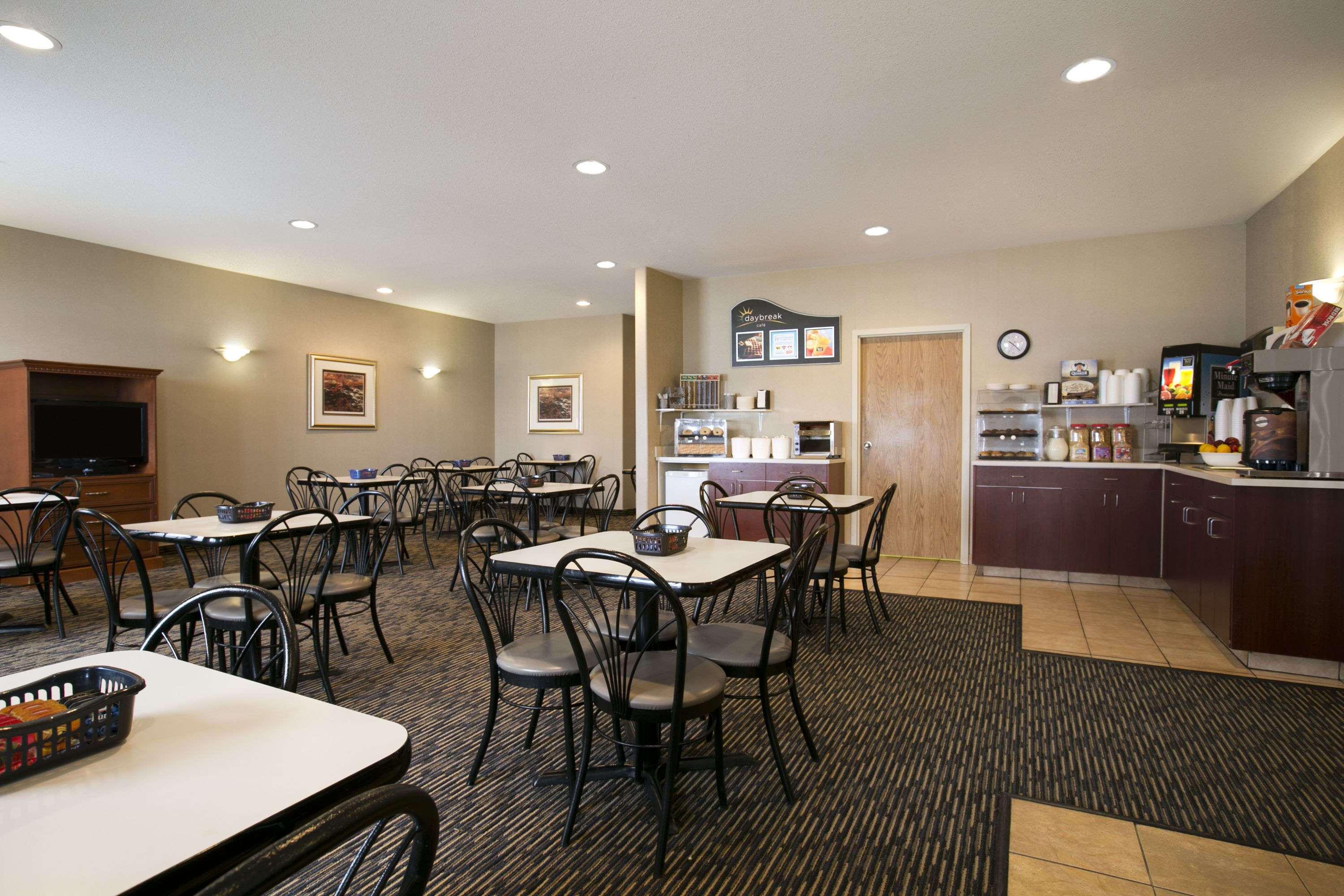 Days Inn By Wyndham Moose Jaw