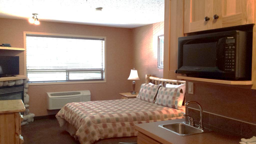 Elkwater Lake Lodge & Resort by null