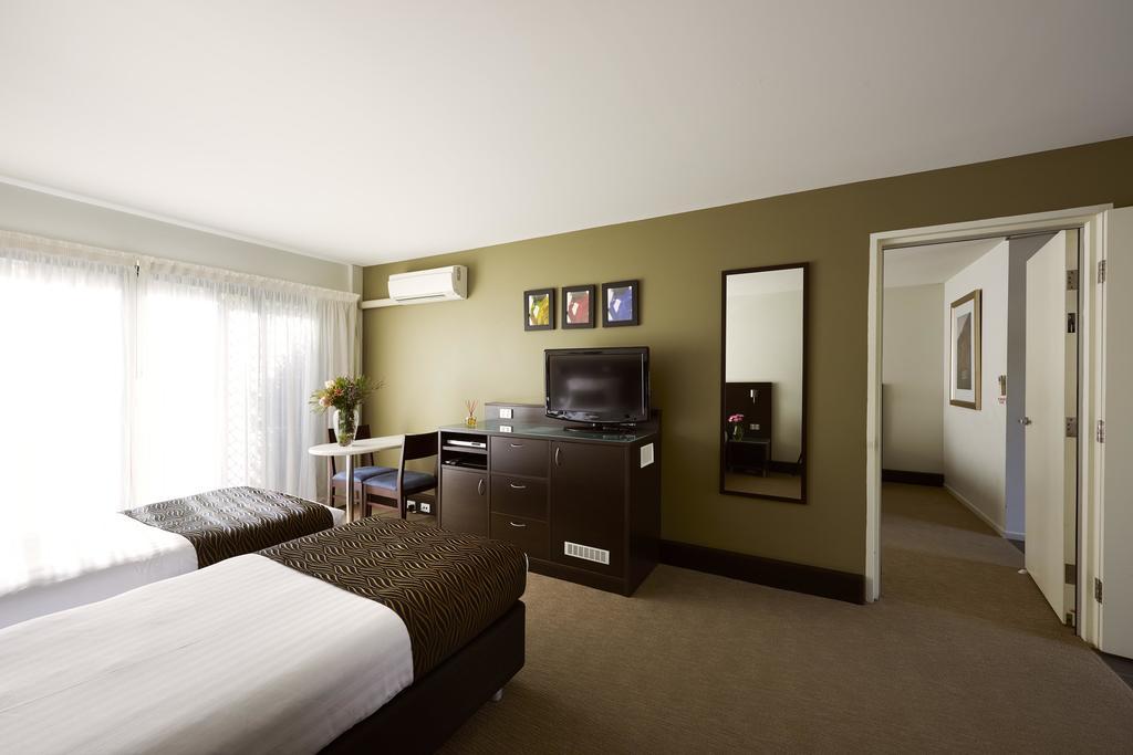 Station Motel by null