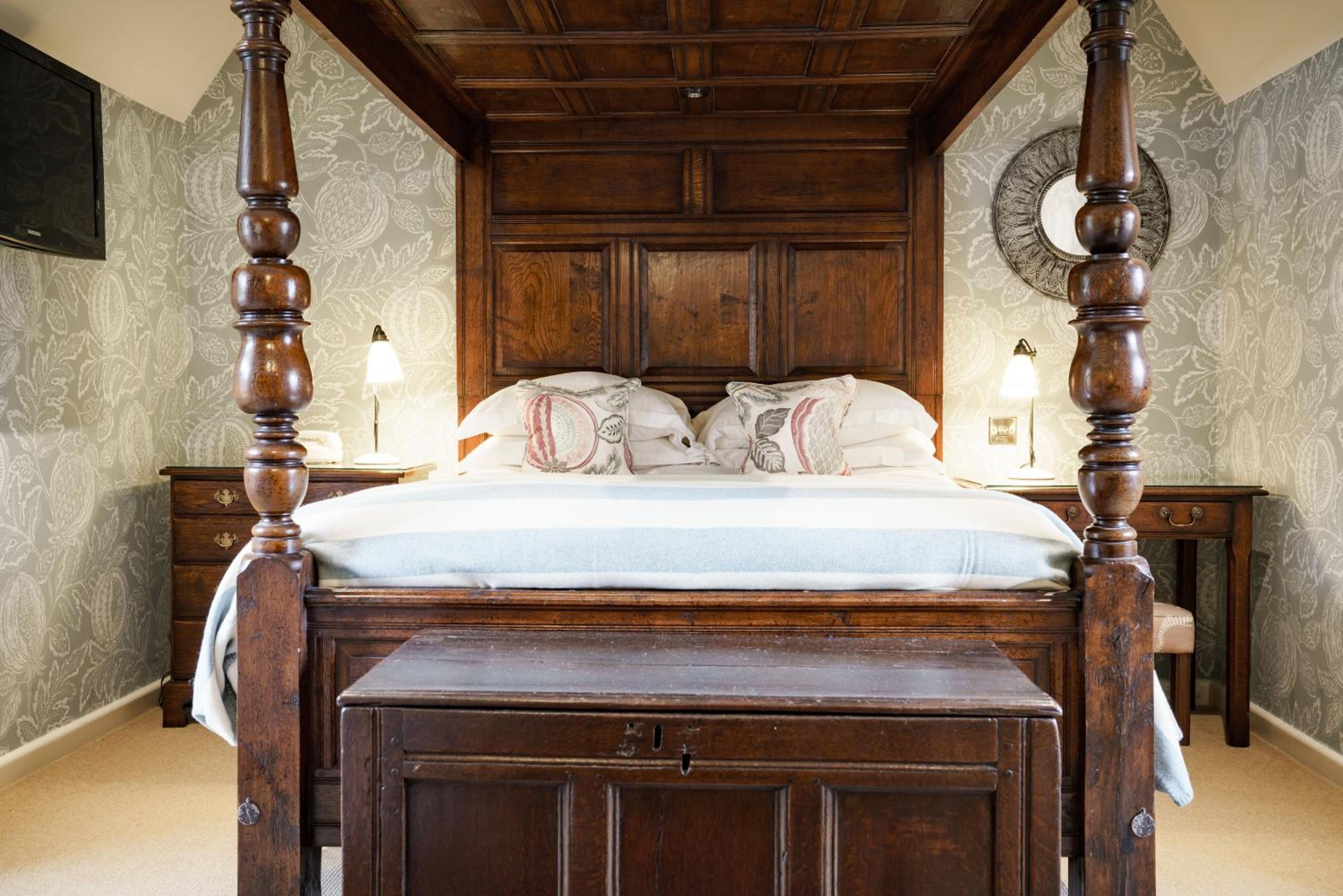 The Bear of Rodborough Hotel