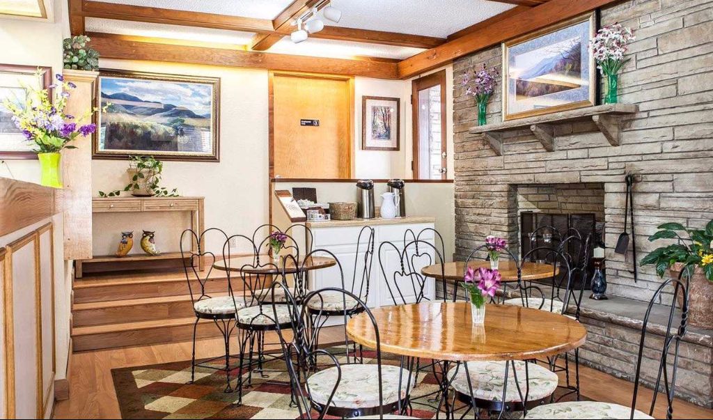 Econo Lodge Inn & Suites On The River