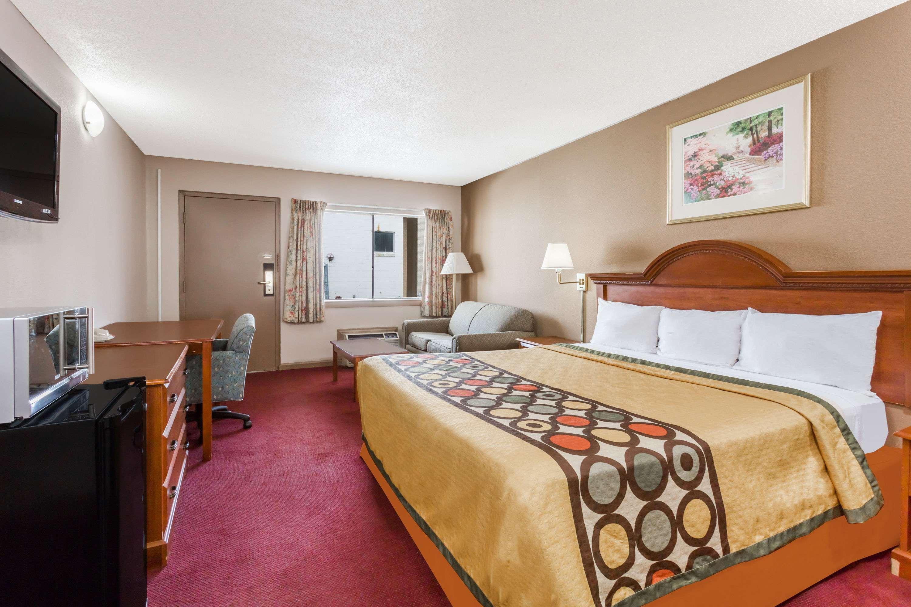 Super 8 By Wyndham Greensboro