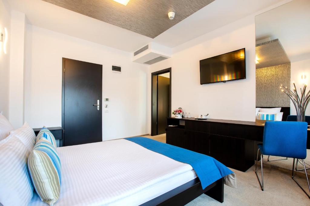 Duke Hotel by null