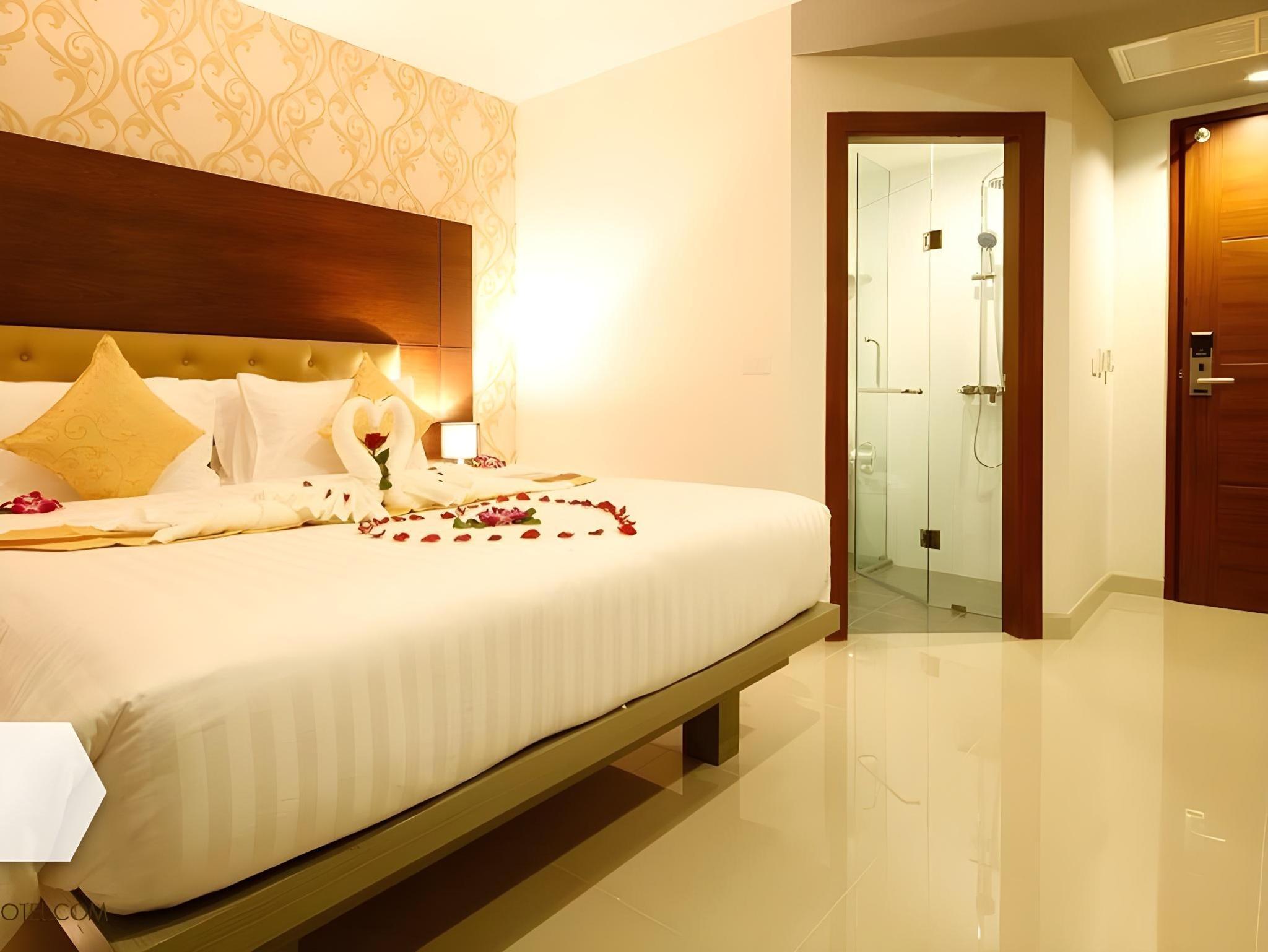 Hemingway's Silk Hotel