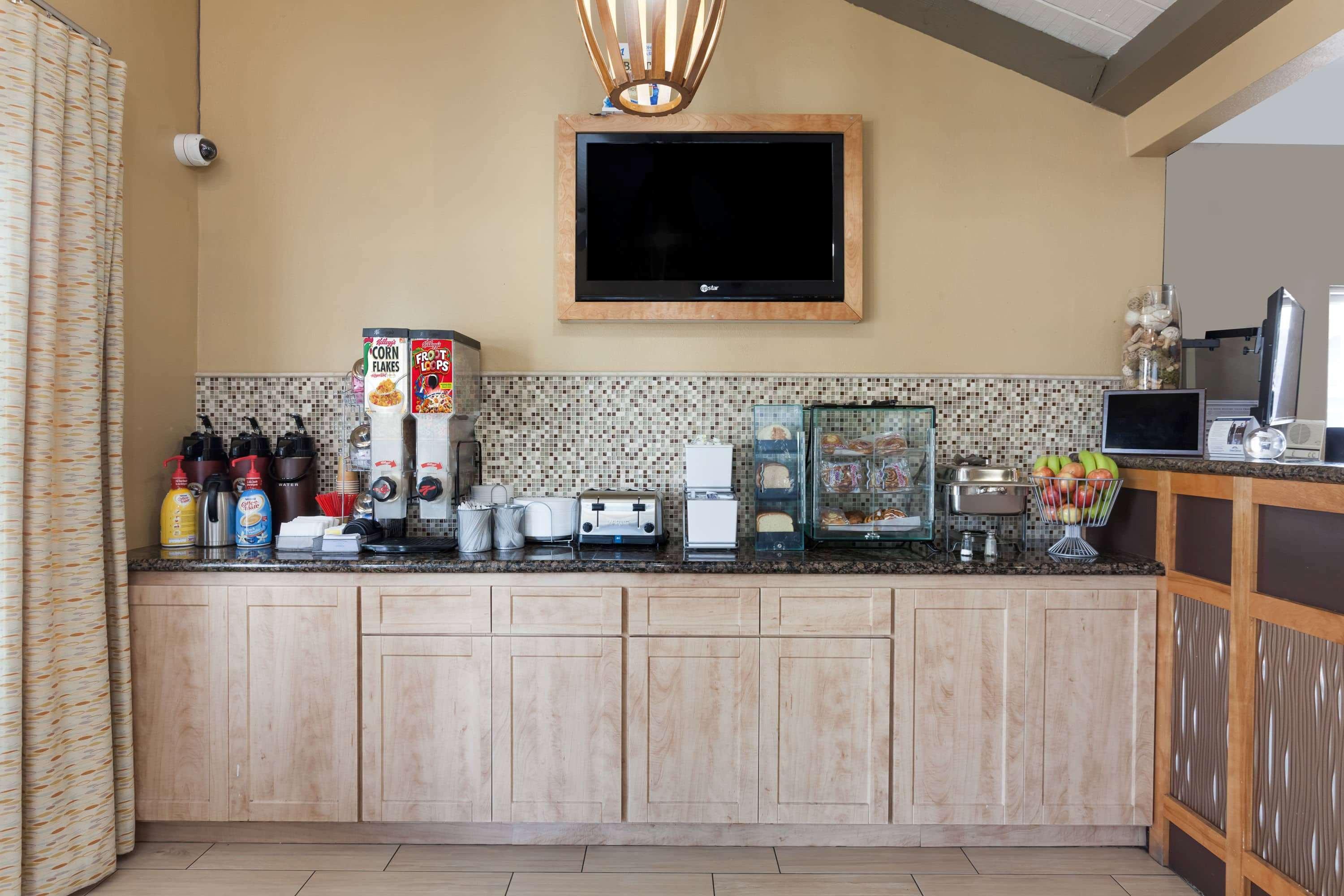 Howard Johnson by Wyndham National City/San Diego