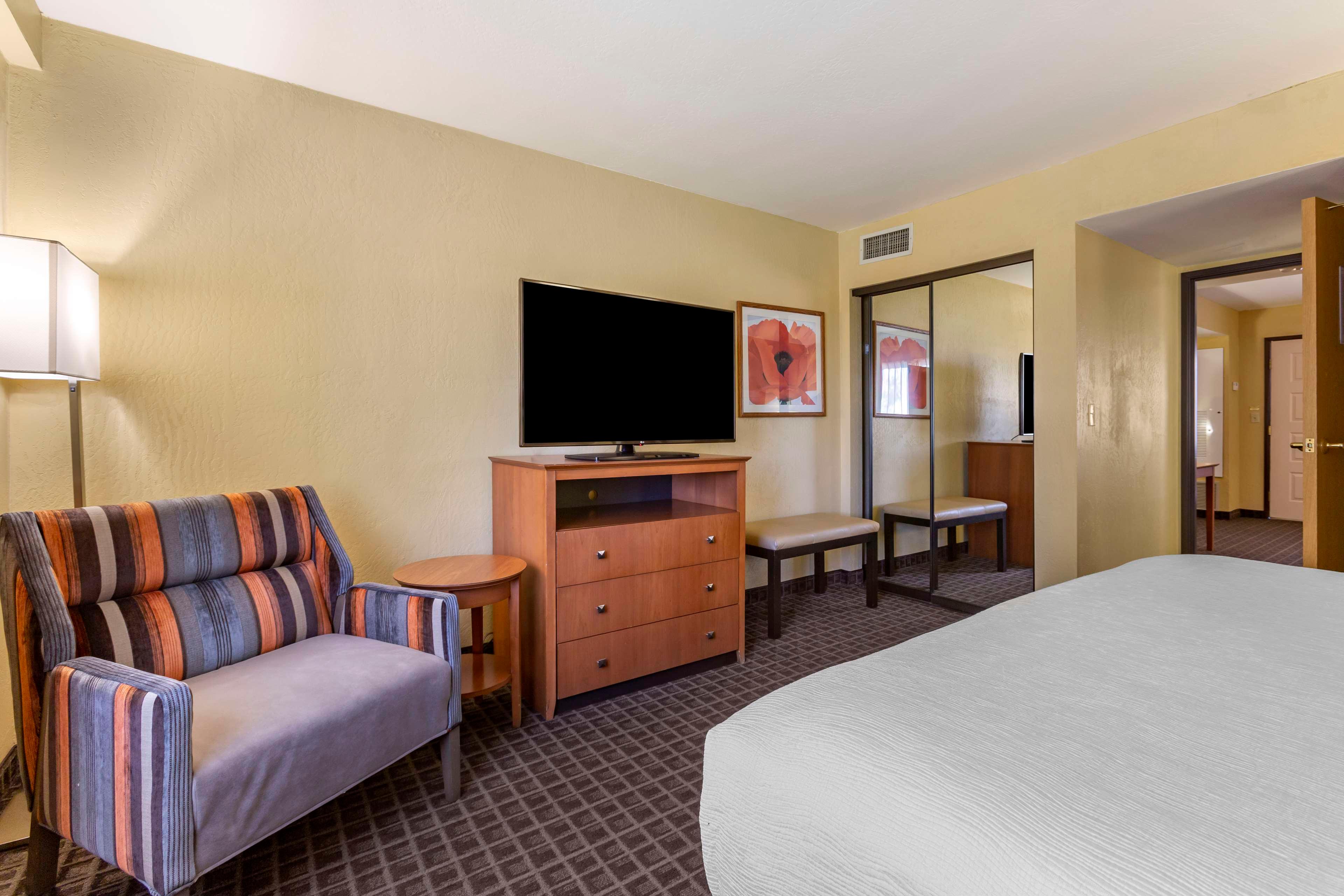 Best Western Plus Scottsdale Thunderbird Suites