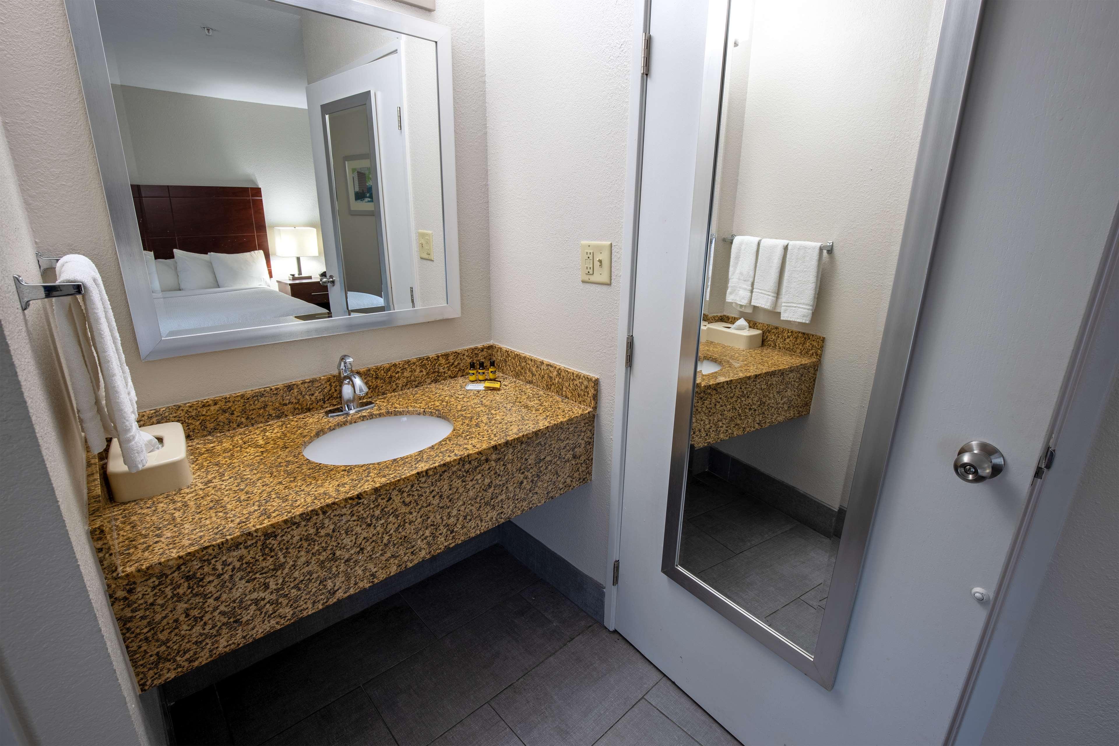 Best Western Plus Vermilion River Inn & Suites