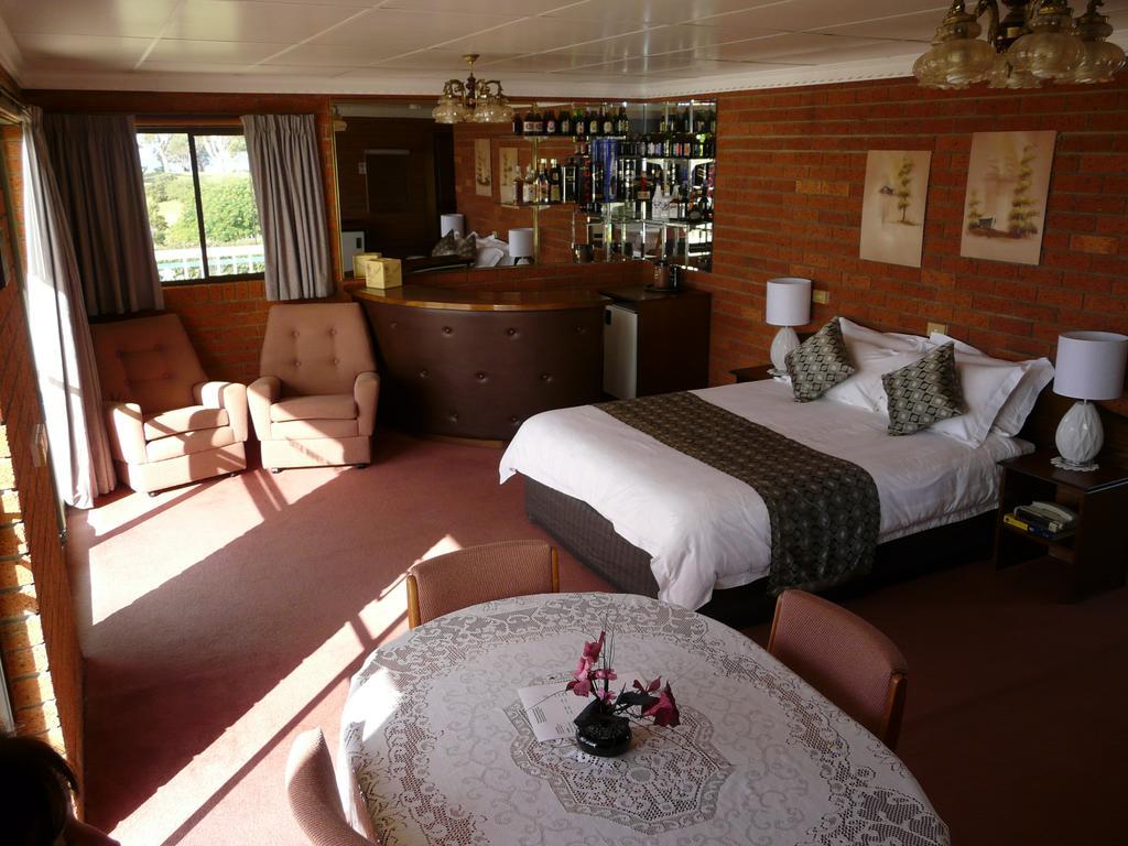 The Waterloo Hotel by null