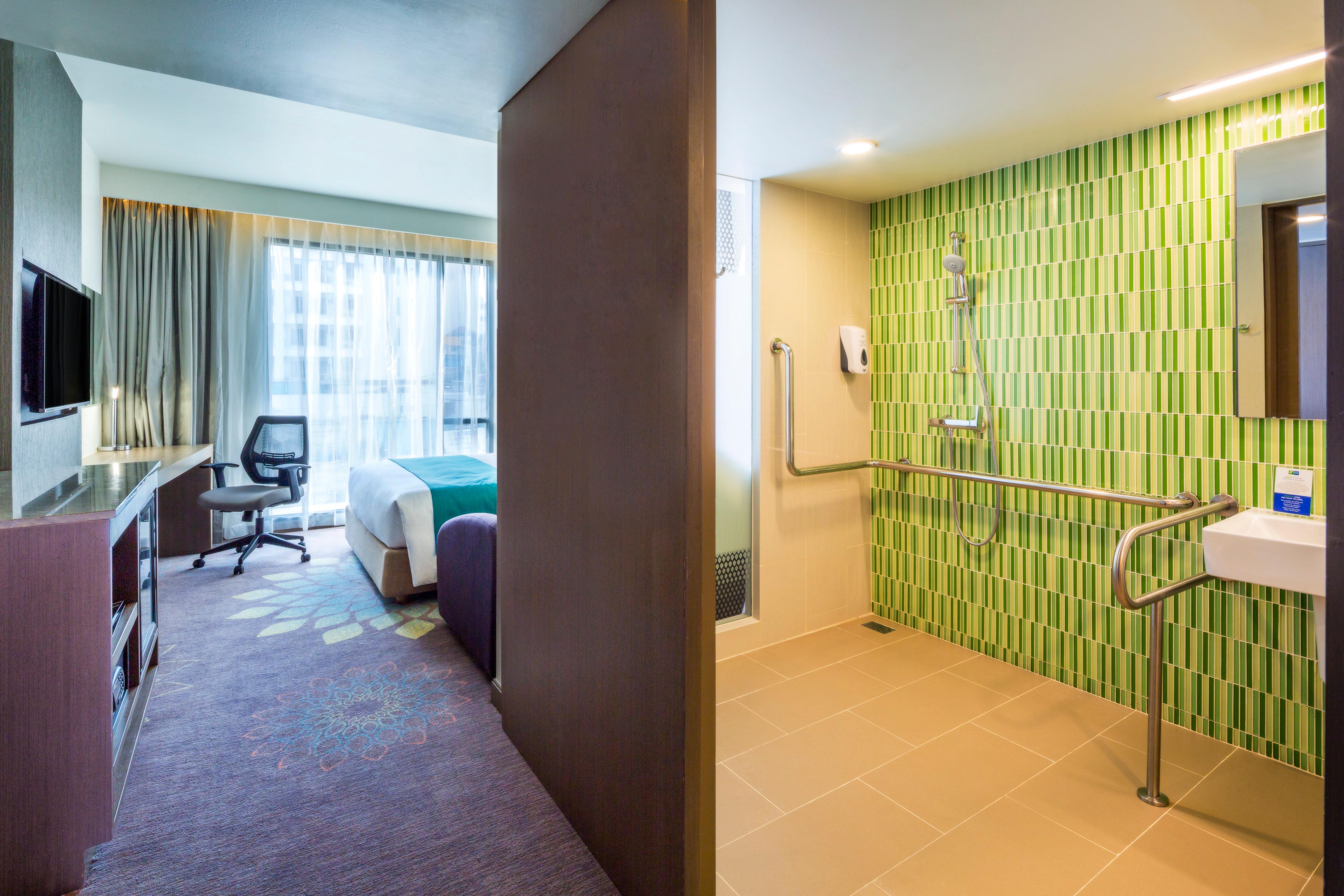 Holiday Inn Express Bangkok Sukhumvit 11 Bangkok Start From Usd 48 Per Night Price Address Reviews